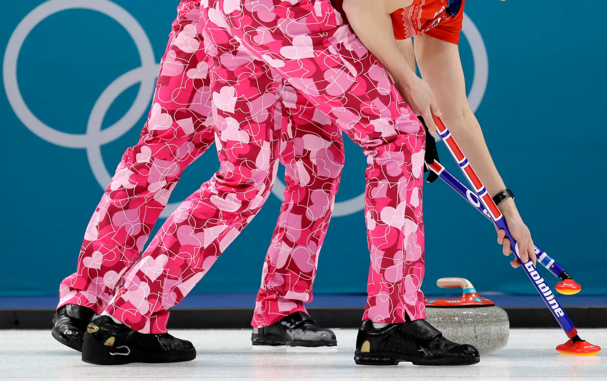 Jeden z motívov nórskych reprezentantov v curlingu počas súťaže na ZOH 2018.