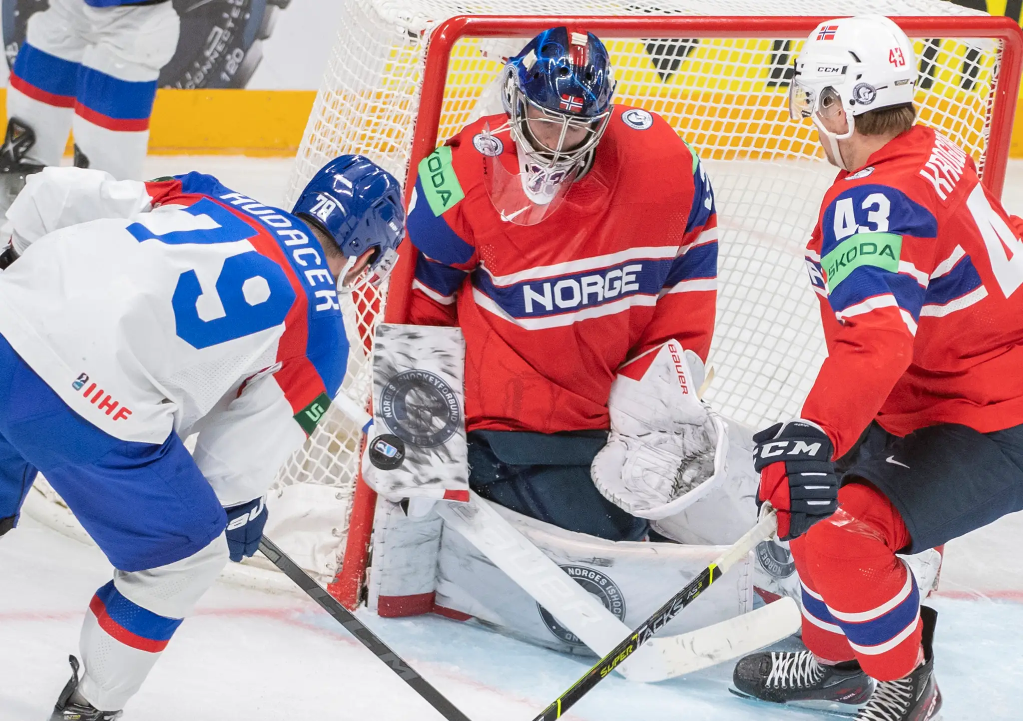 Zľava Libor Hudáček (Slovensko), brankár Henrik Haukeland a Max Krogdahl (obaja Nórsko) v zápase na MS 2023.