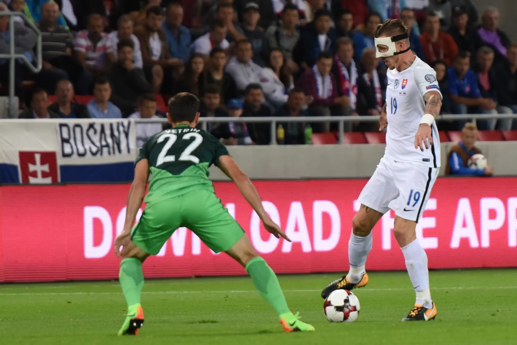 Na snímke vpravo hráč Slovenska Juraj Kucka a hráč Slovinska Amedej Vetrih v stretnutí kvalifikácie MS.