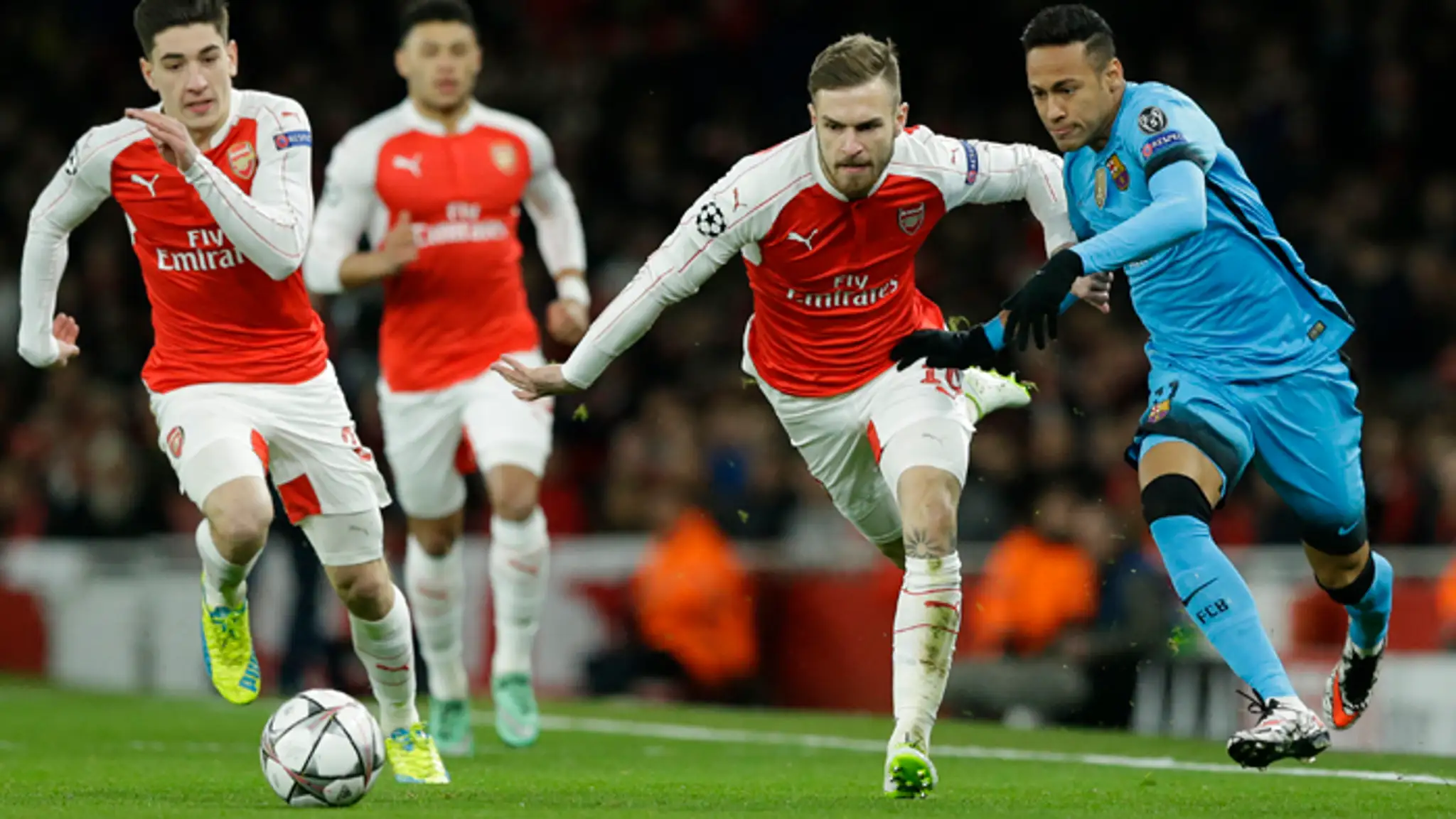 Vľavo Aaron Ramsey (Arsenal) v súboji o loptu s Neymarom (Barcelona).