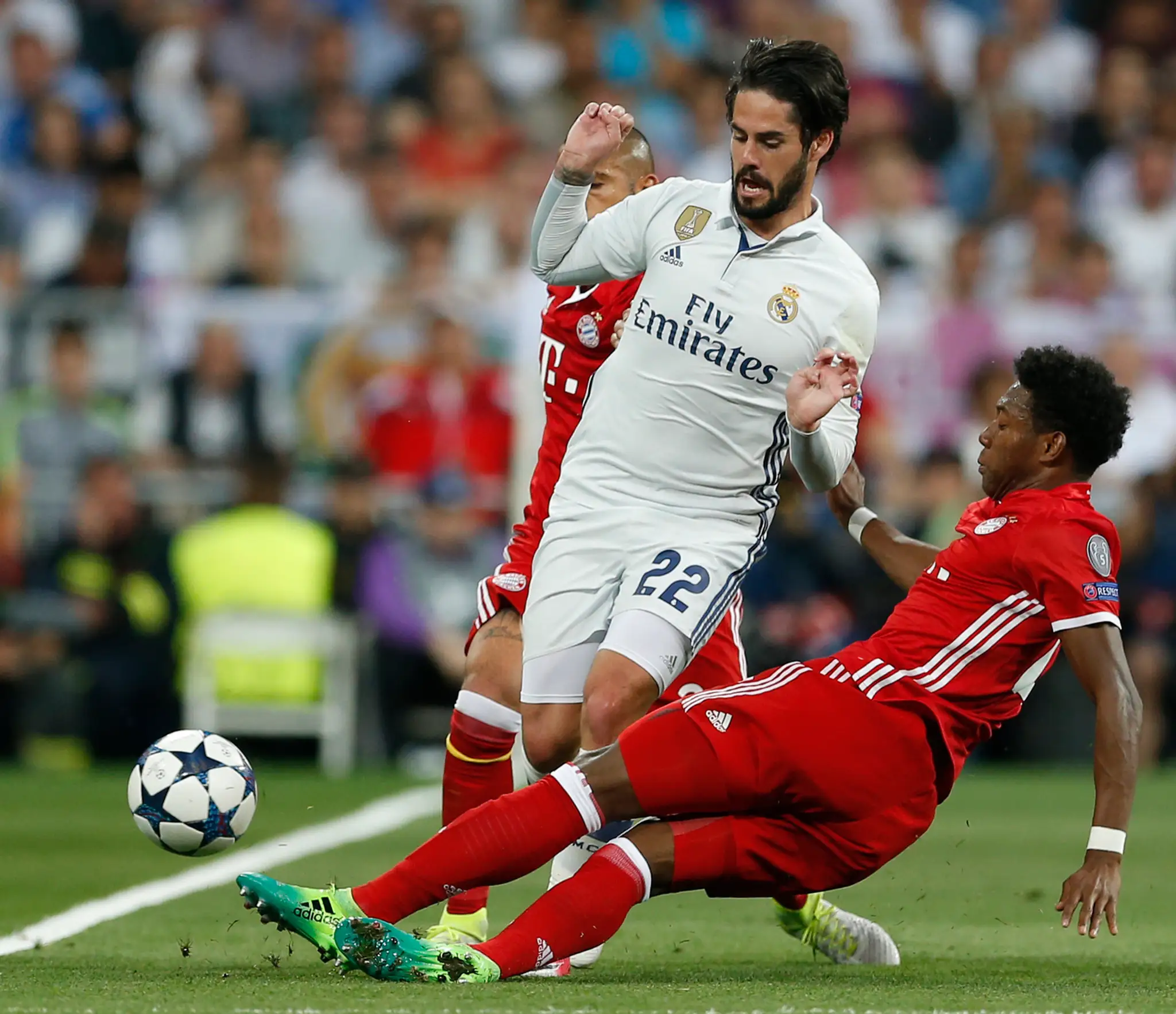 David Alaba (vpravo) z Bayernu v ostrom sklze v odvete štvrťfinále LM proti Iscovi z Realu.
