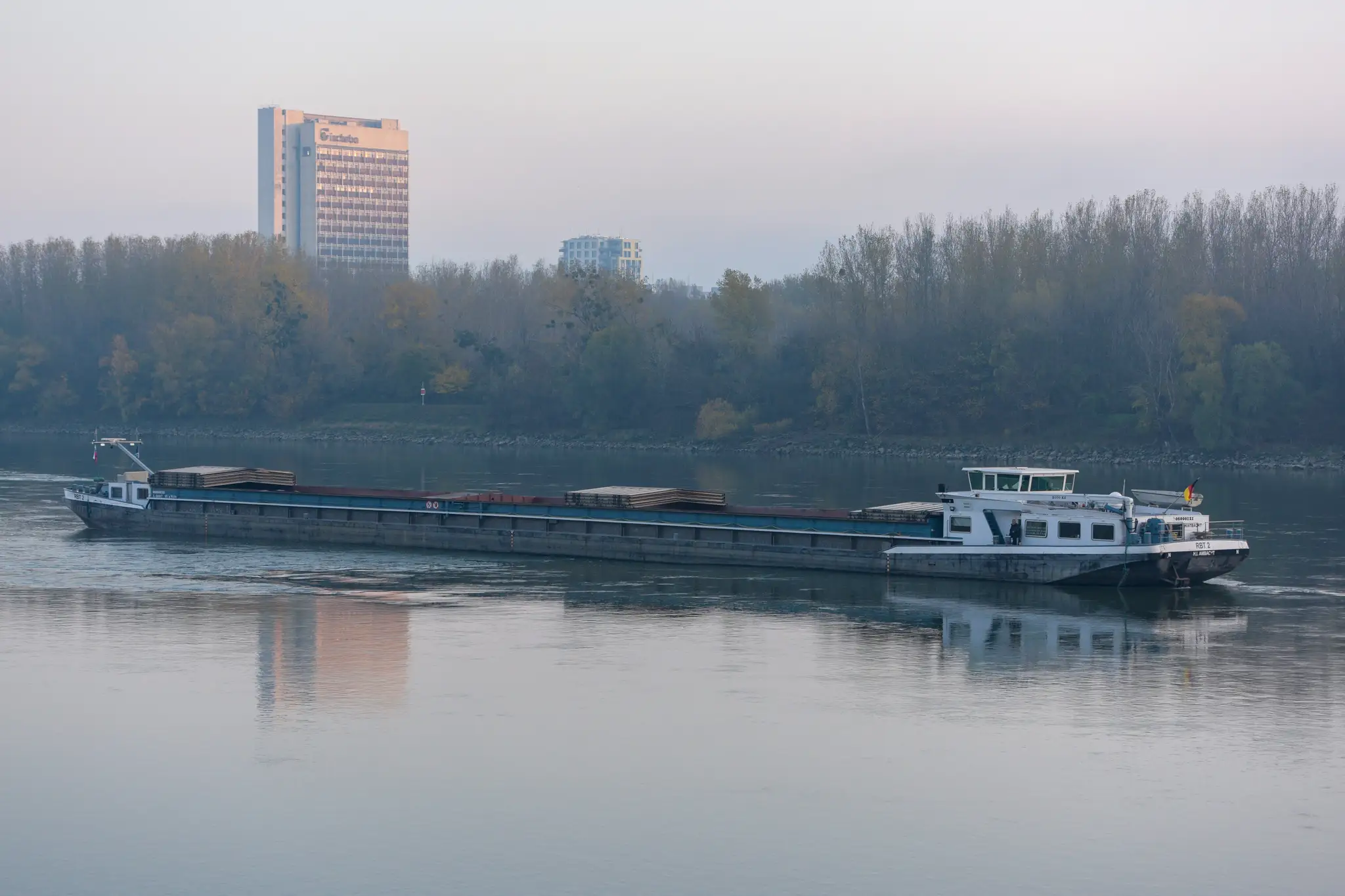 Loď stojí neďaleko Riverparku