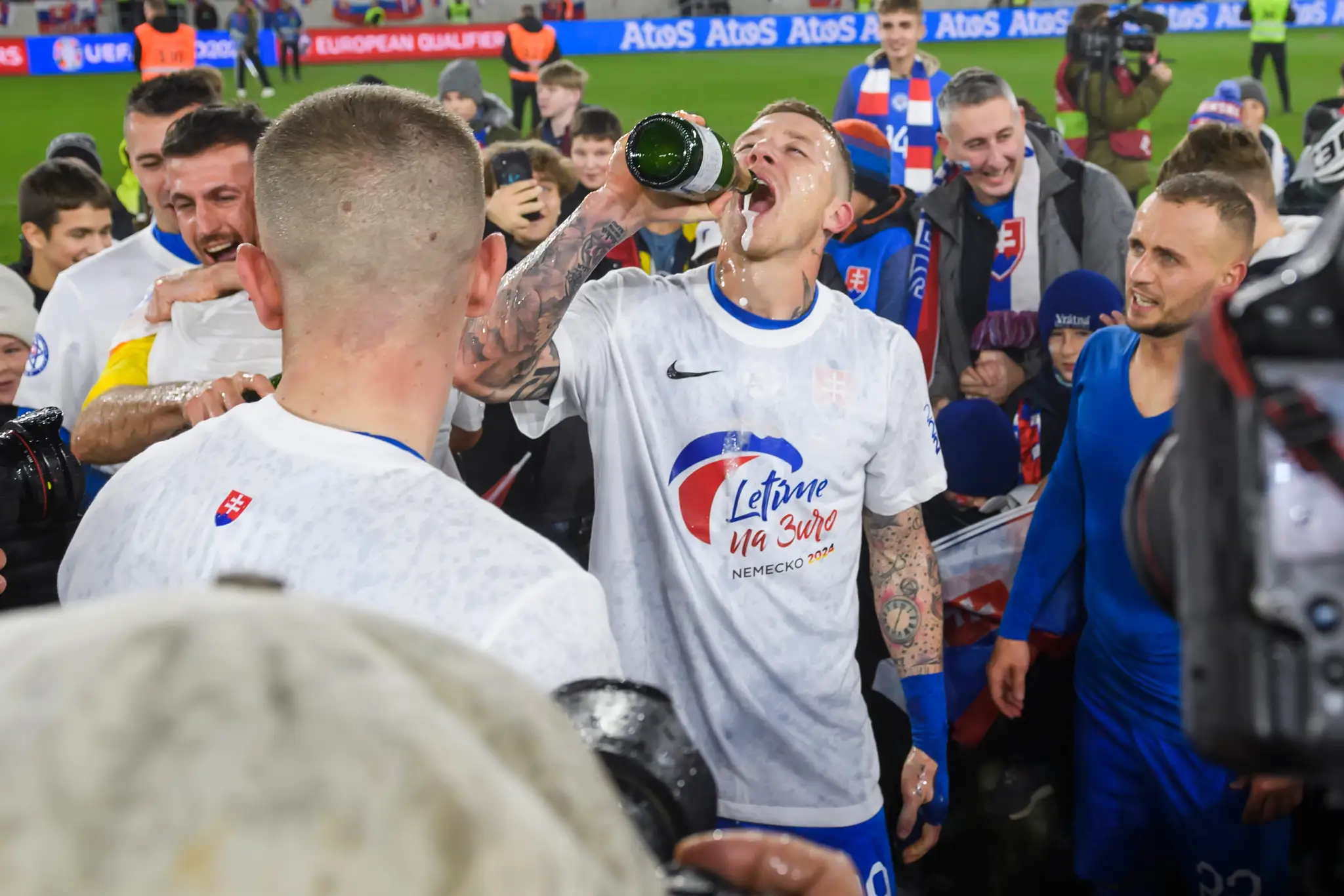 Uprostred Juraj Kucka (Slovensko) oslavuje postup na ME 2024 po zápase s Islandom.