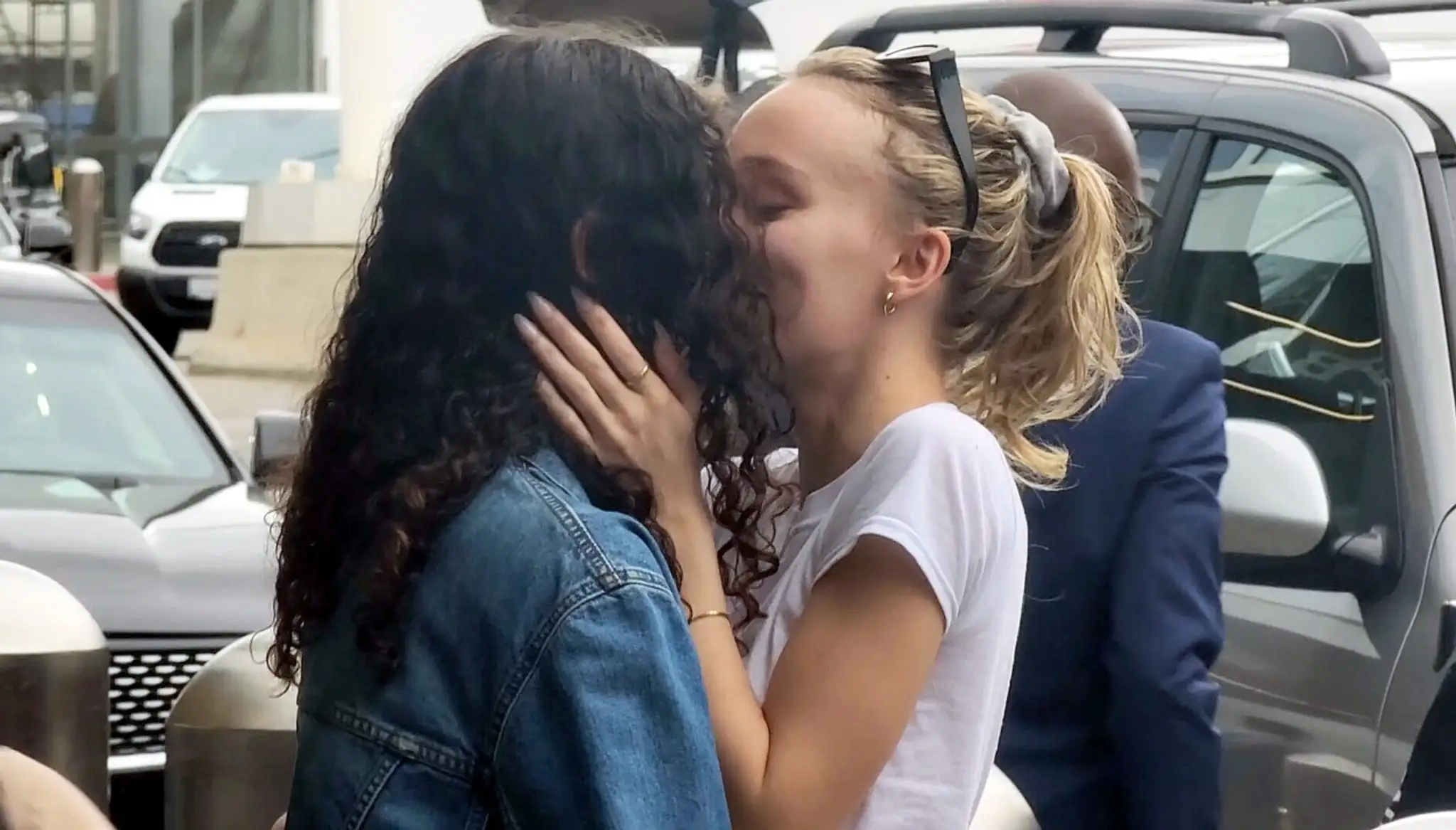 Lily Rose Depp s priateľkou 070 Shake