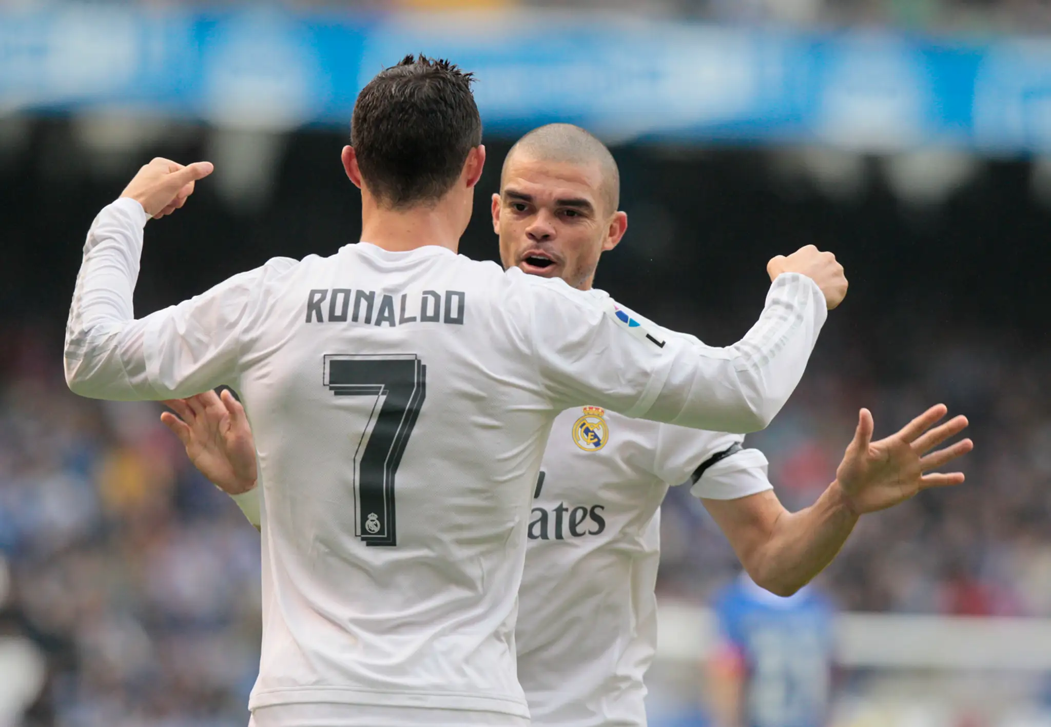 Cristiano Ronaldo sa teší so spoluhráčom Pepem po strelení gólu do siete tímu La Coruňa.