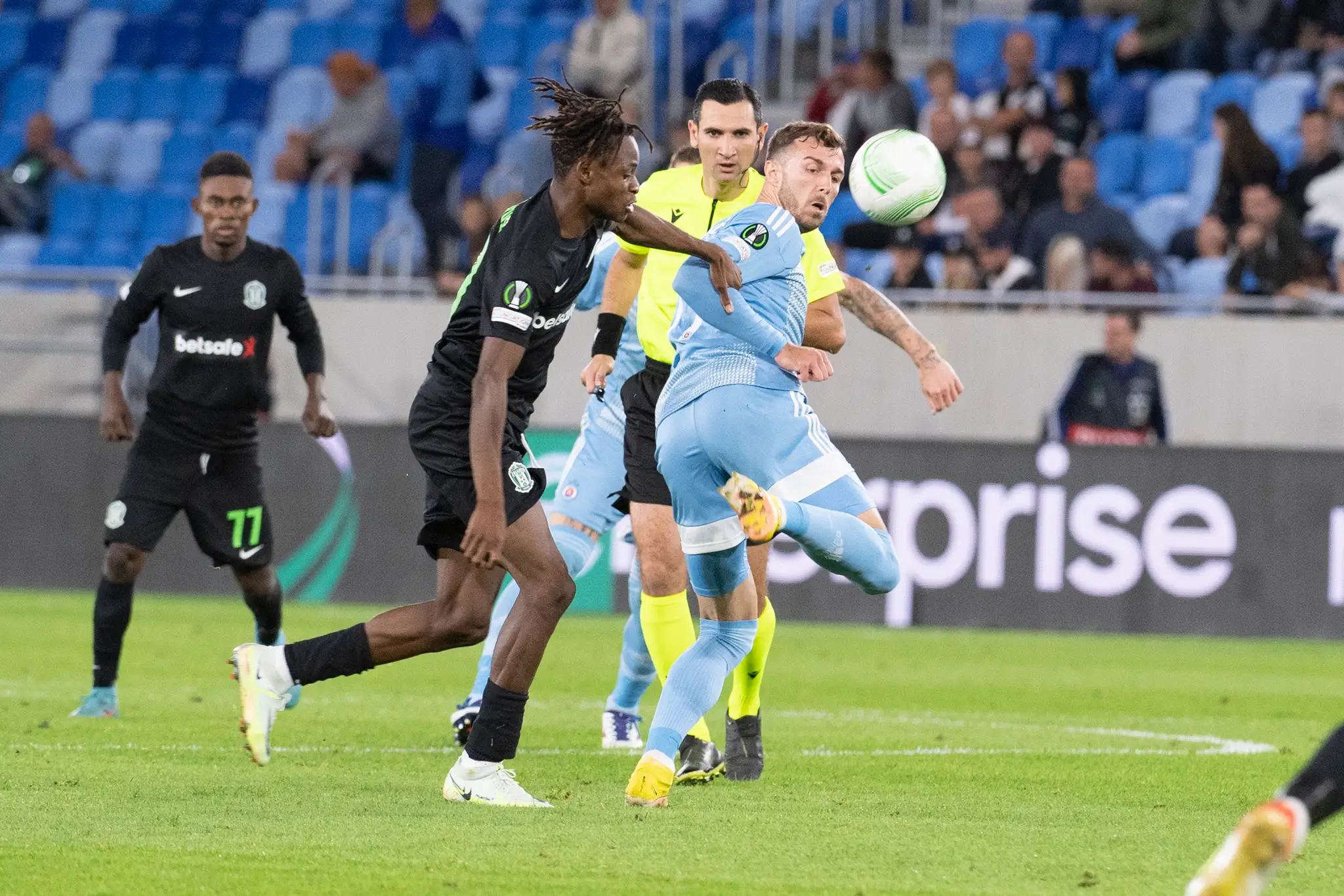 Aleksandar Čavrič (Slovan) a vľavo Francis Kyeremeh (Vilnius)