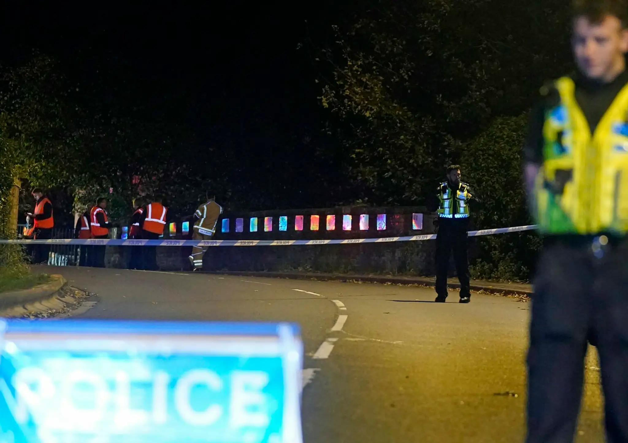 Záchranné zložky na mieste, kde sa zrazili pri Salisbury dva vlaky.