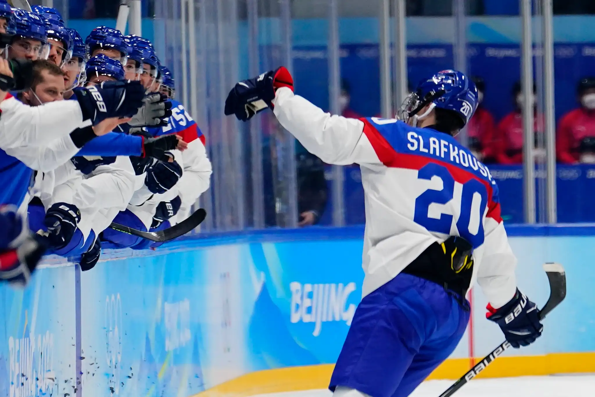 Juraj Slafkovský oslavuje gól vo štvrťfinále ZOH 2022 proti USA.