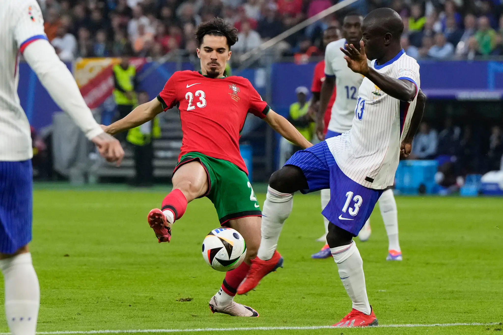 Portugalský hráč Vitinha (vľavo) bojuje o loptu s Francúzom N'Golom Kanteom.
