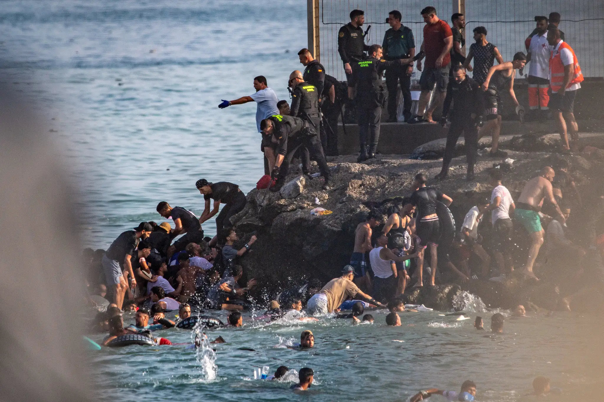 Migranti prenikajú z Maroka do španielskej enklávy Ceuta v severnej Afrike