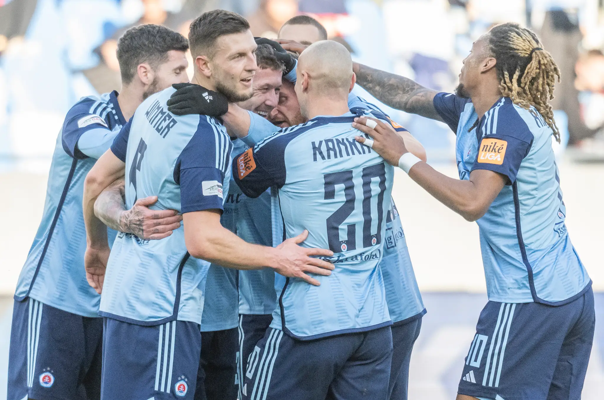 Gólová radosť slovanistov a uprostred strelec gólu Juraj Kucka v 20. kole Niké ligy proti Zlatým Moravciam.