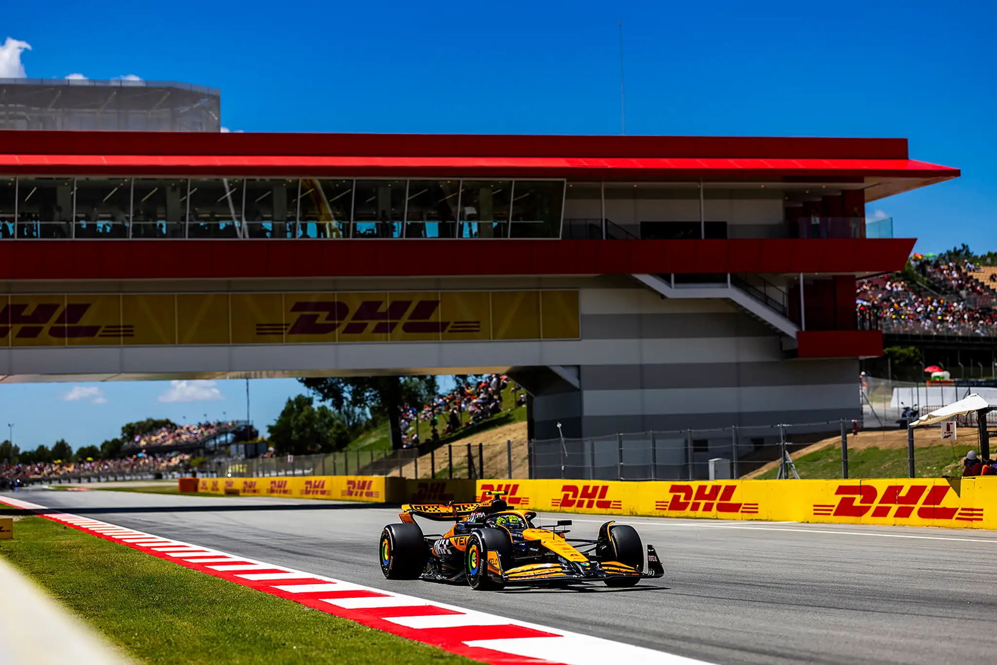 Lando Norris z McLarenu na trati v Španielsku.