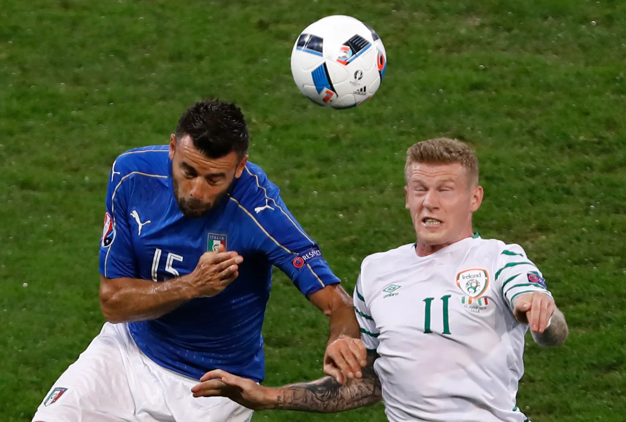 Ír Conor Washington (vpravo) a Talian Andrea Barzagli v hlavičkovom súboji o loptu na ME.