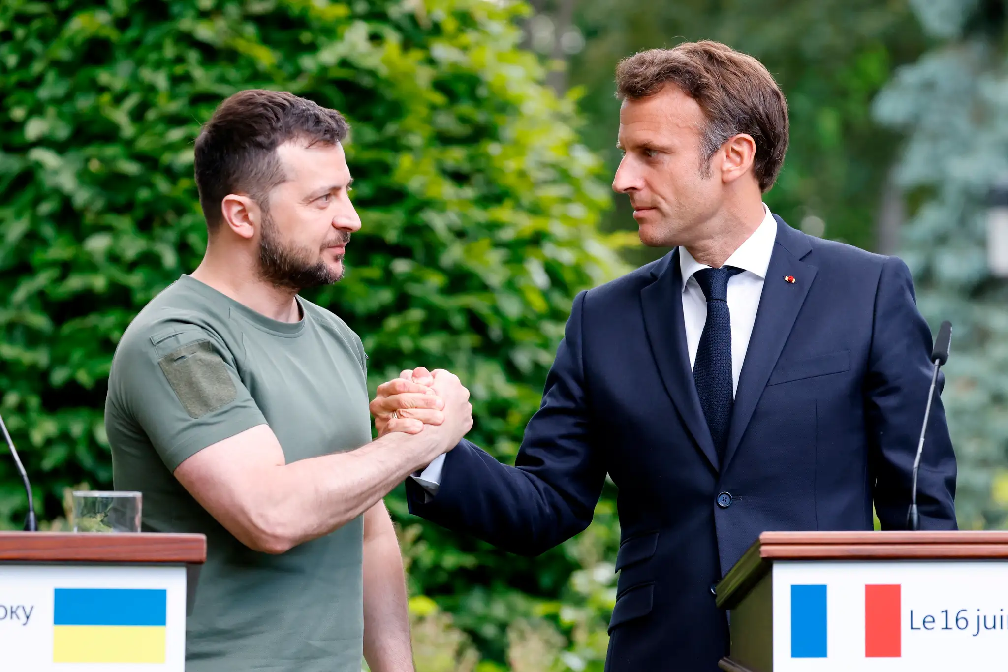 Zľava ukrajinský prezident Volodymyr Zelenskyj a francúzsky prezident Emmanuel Macron.