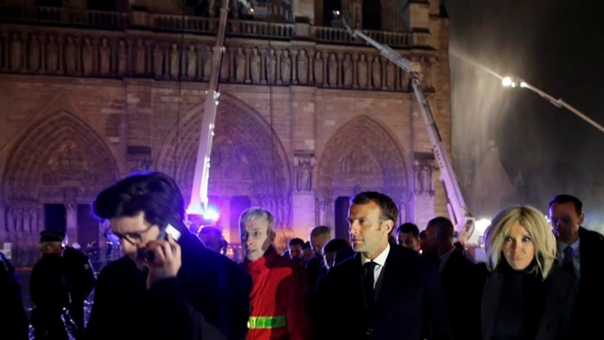 Pohľad na oltár v hlavnej chrámovej lodi počas požiaru Katedrály Notre-Dame.