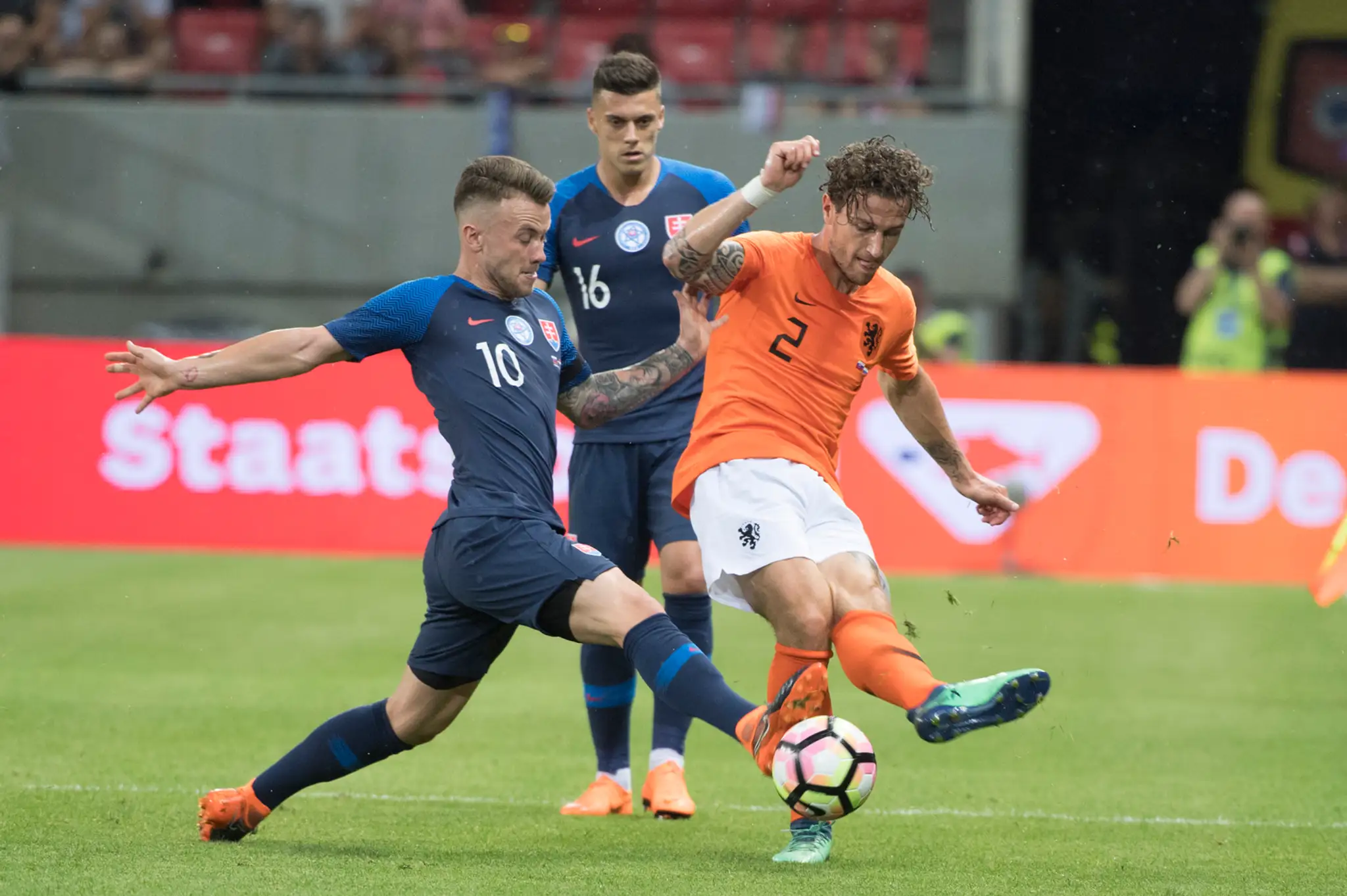 Albert Rusnák (číslo 10) a Róbert Mazáň atakujú Holanďana Daryla Janmaata v prípravnom zápase.