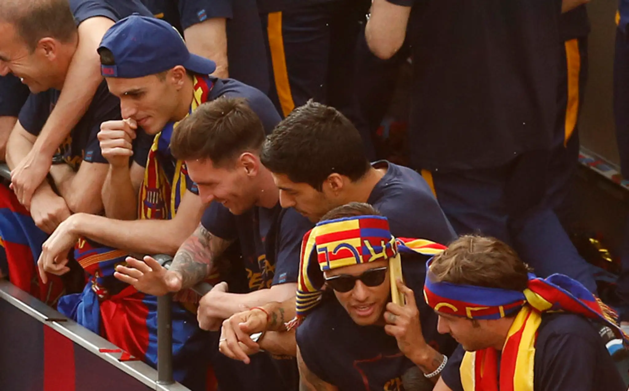 Lionel Messi, Neymar a Luis Suarez oslavujú titul FC Barcelona.