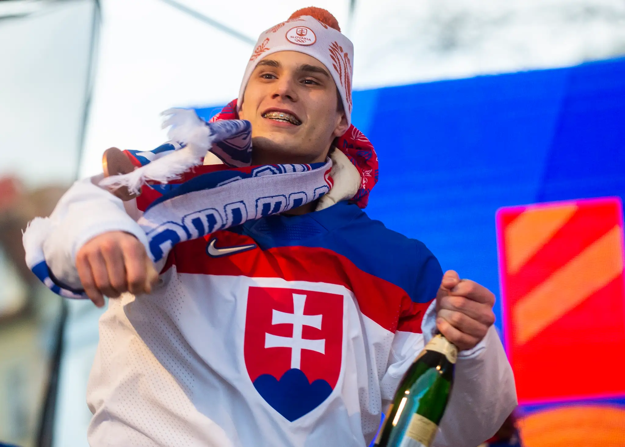 Juraj Slafkovský počas osláv bronzu zo ZOH 2022 na Námestí SNP v Bratislave.