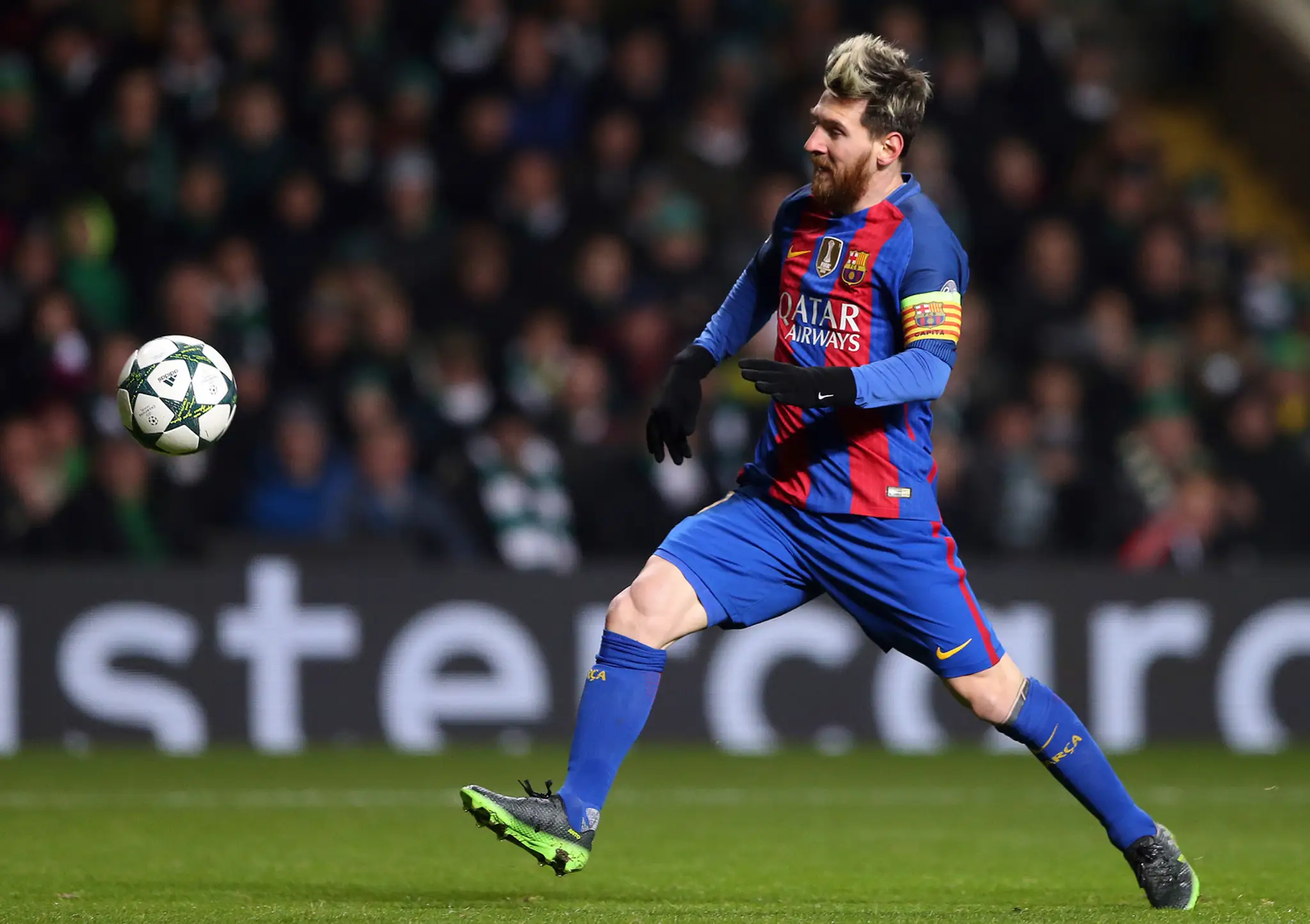 Kapitán Barcelony Lionel Messi sa snaží spracovať loptu v dueli Ligy majstrov proti Celticu Glasgow.