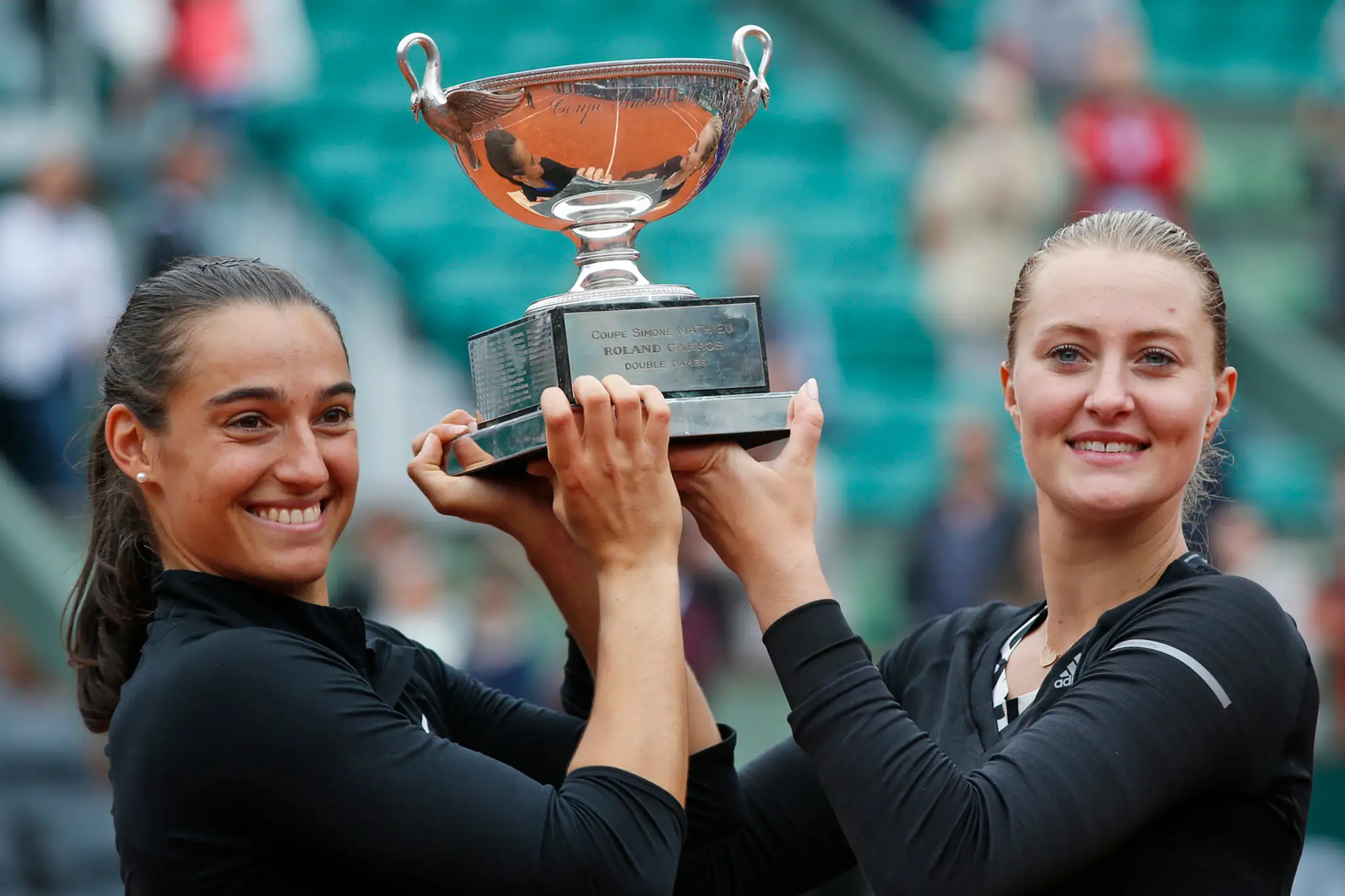 Caroline Garciová a Kristina Mladenovicová s trofejou v štvorhre na Rolan Garros.