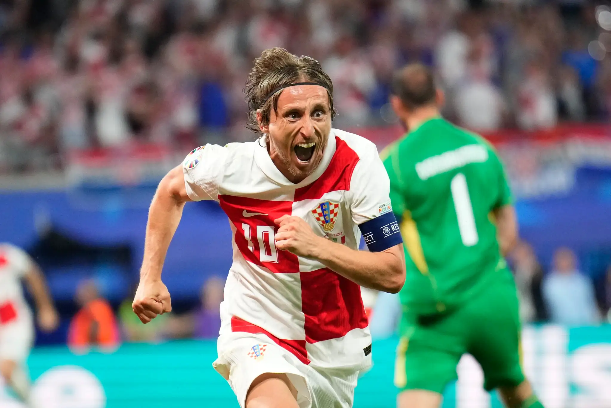 Luka Modrič z Chorvátska oslavuje gól proti Taliansku na ME 2024.