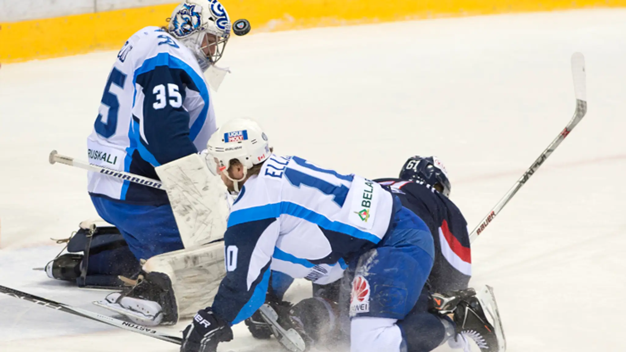 Zľava brankár Jeff Glass, Matt Ellison (obaja Minsk) a Milan Bartovič (Slovan).