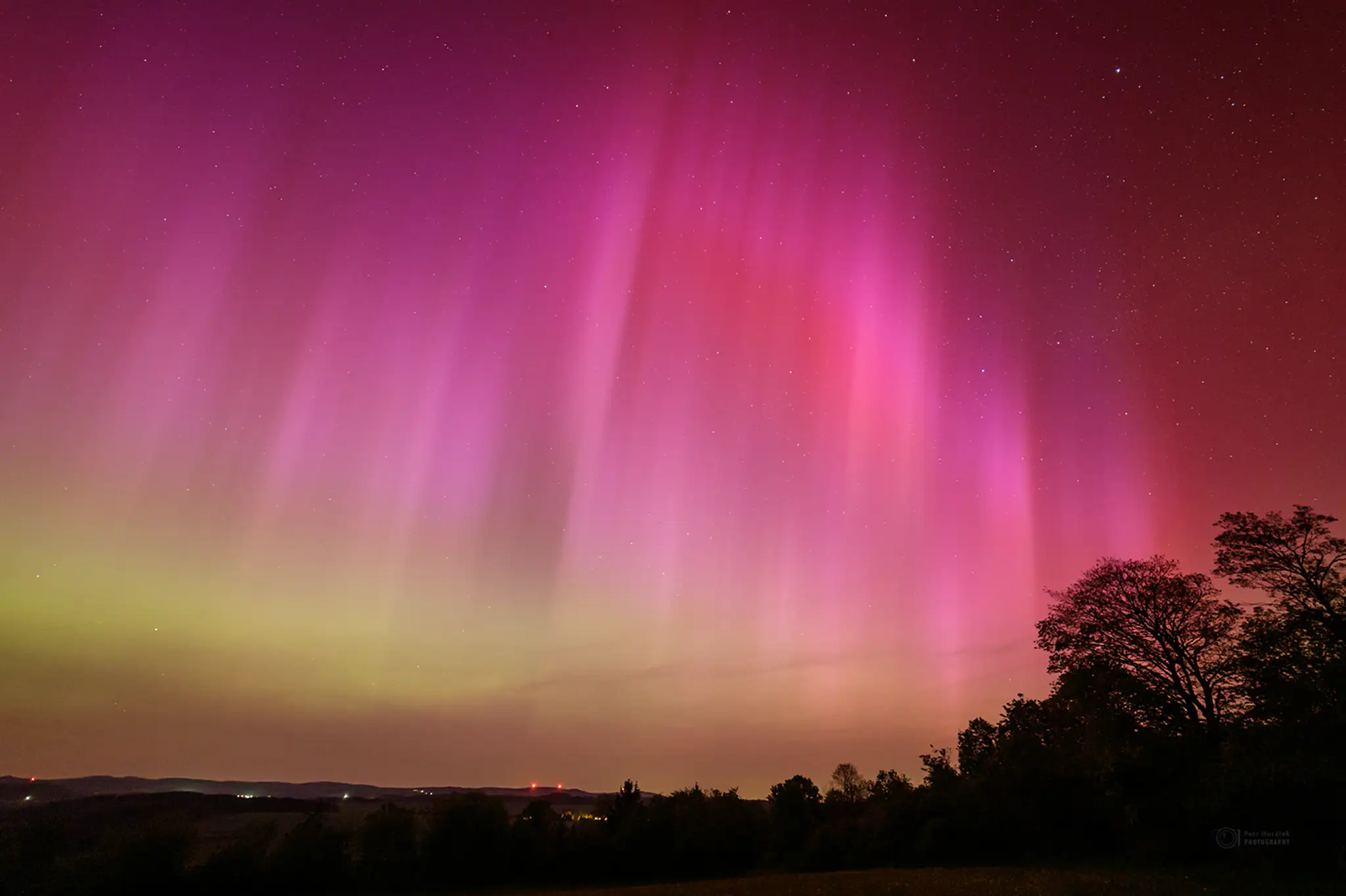 Polárna žiara i takzvaný aurorálny anjel nad obcou Záhořice.