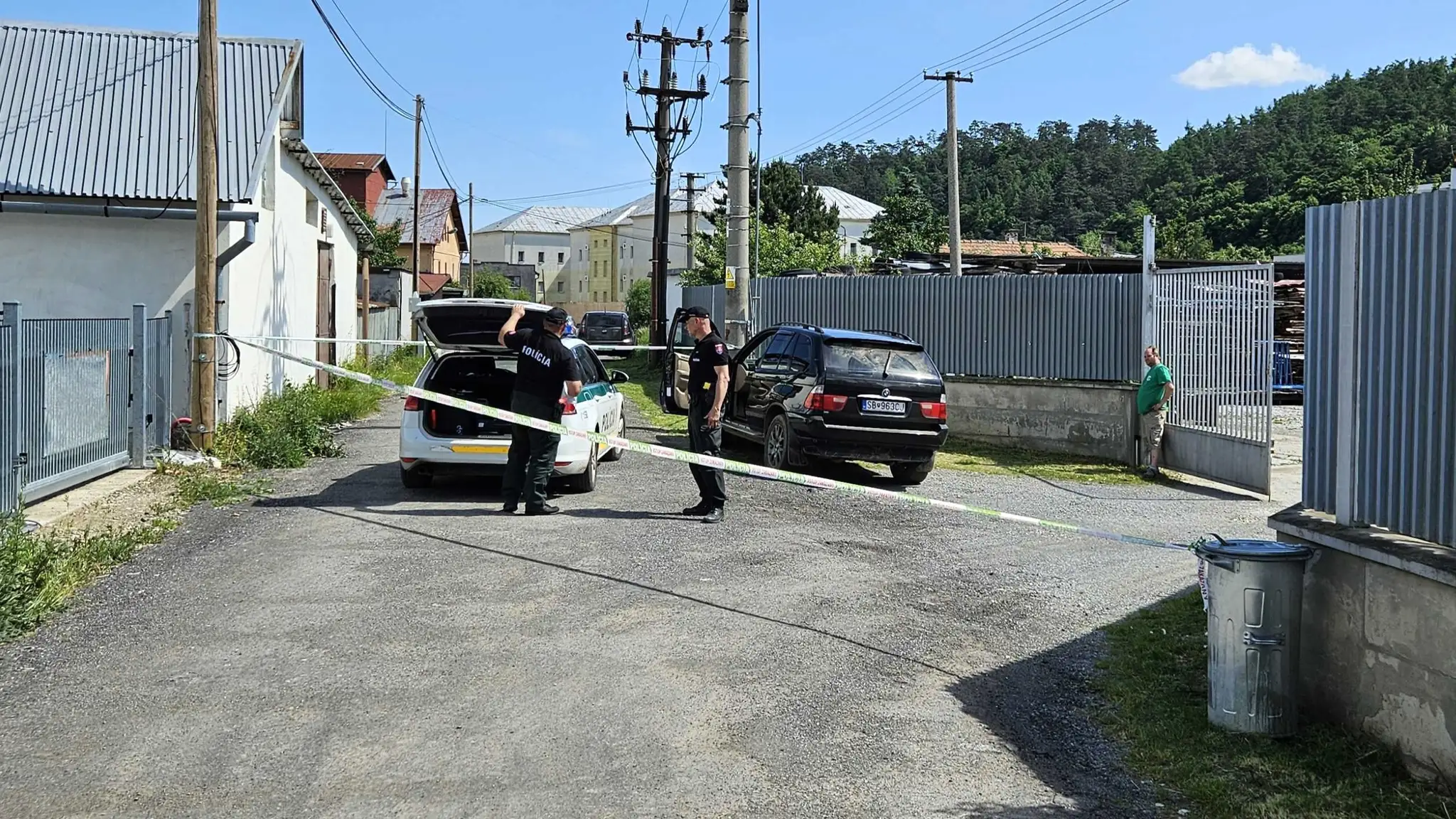 Držali ho hodinu pripútaného k plotu.