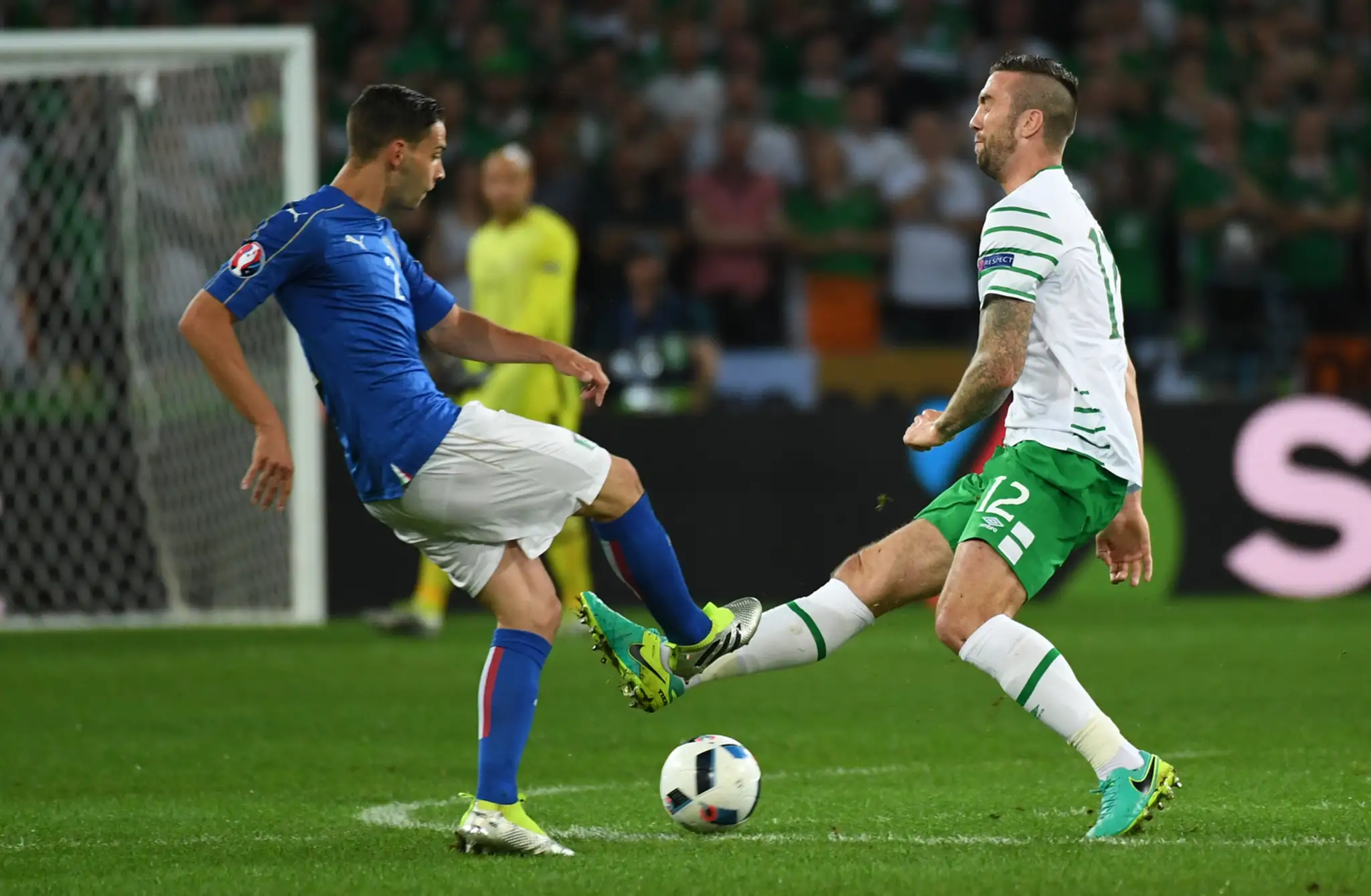 Hráč Írska Shane Duffy (vpravo) a hráč Talianska Mattia De Sciglio v súboji o loptu na ME.