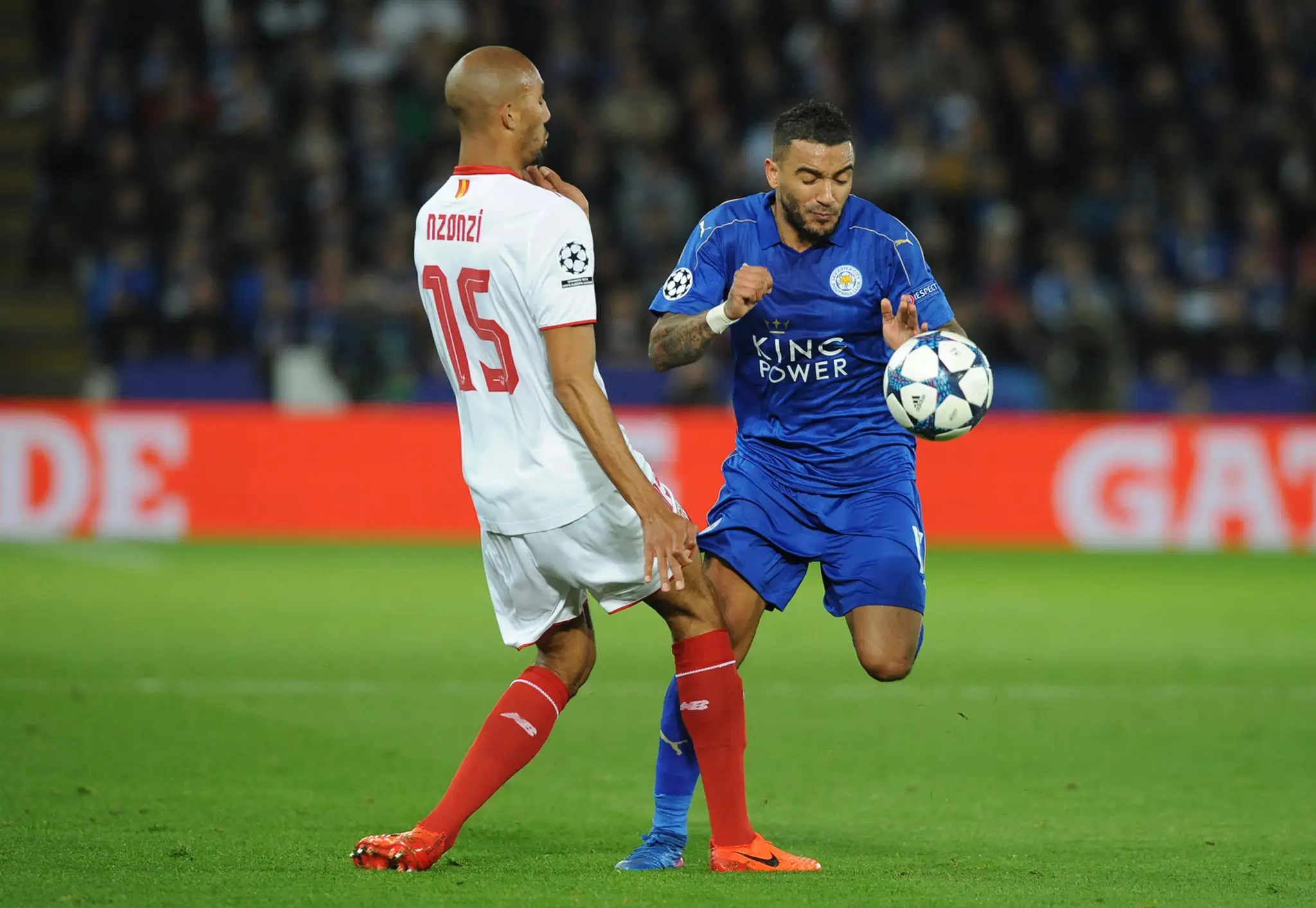 Steven N'Zonzi (vľavo) zo Seville atakuje Dannyho Simpsona z Leicestru v odvete osemfinále LM.