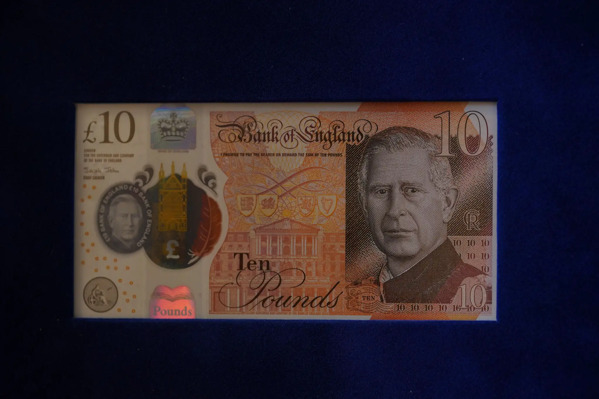 Britský kráľ si prezrel prvé bankovky so svojím portrétom
