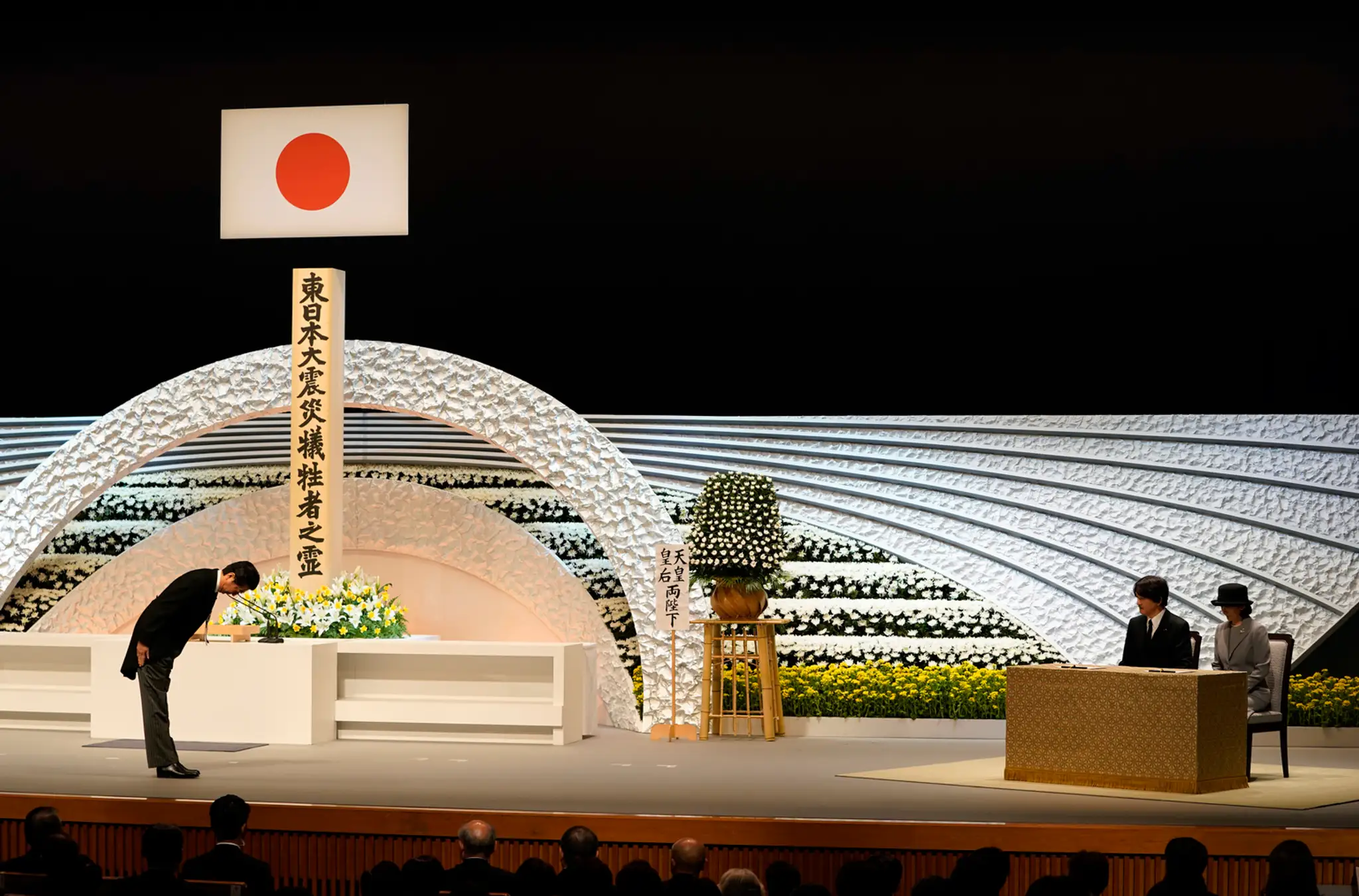 Japonský premiér Šinzo Abe a za stolom sedia princ Akišino a princezná Kiko.