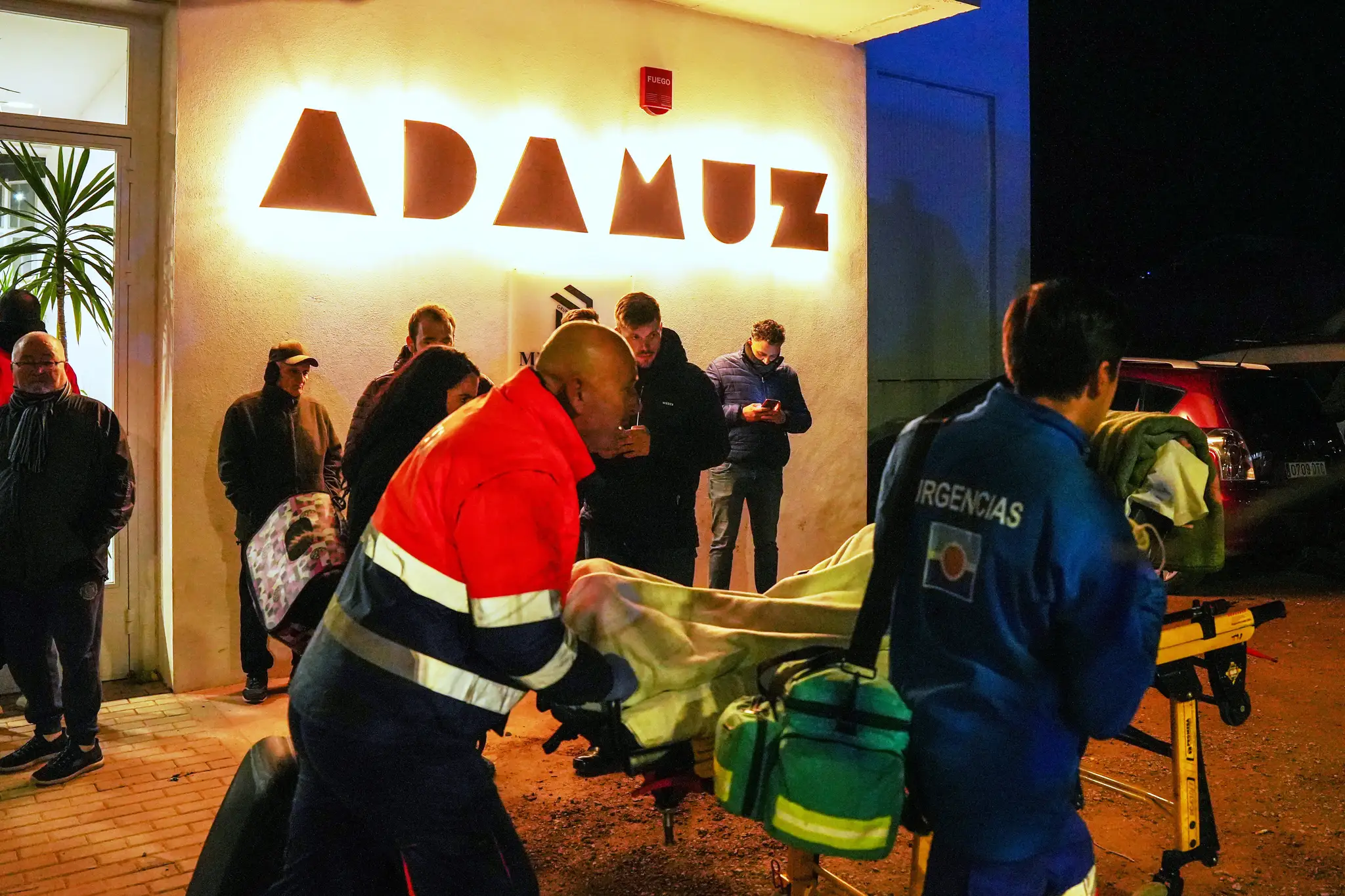 Zranenú osobu prevážajú do provizórnej nemocnice v športovom centre v španielskom meste Adamuz.