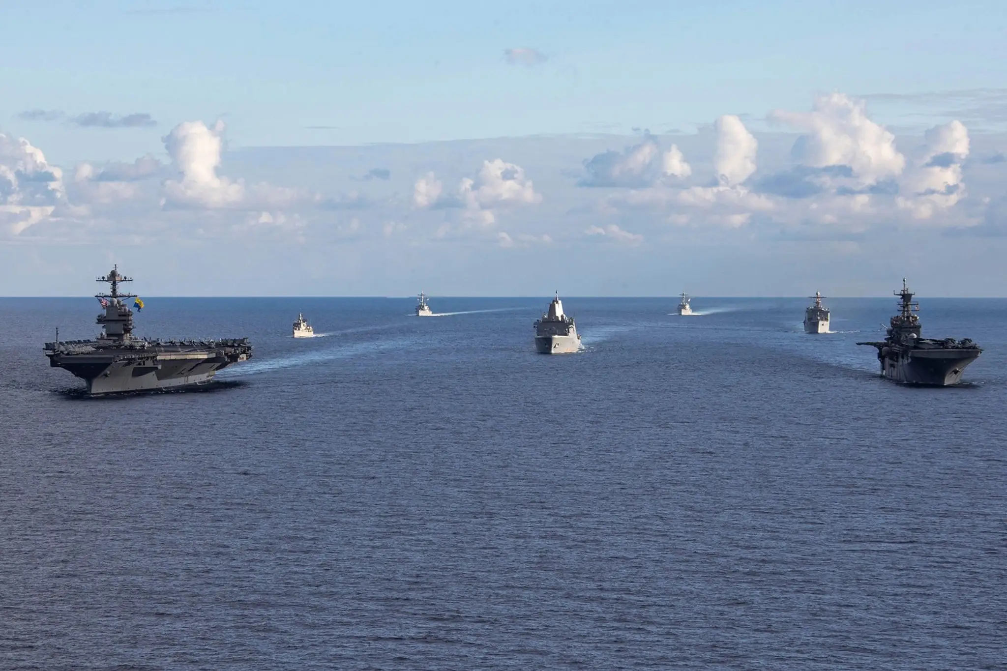 Lietadlová loď USS Gerald R. Ford (vľavo) a obojživelná výsadková loď USS Bataan triedy Wasp (vpravo) vedú formáciu lodí.