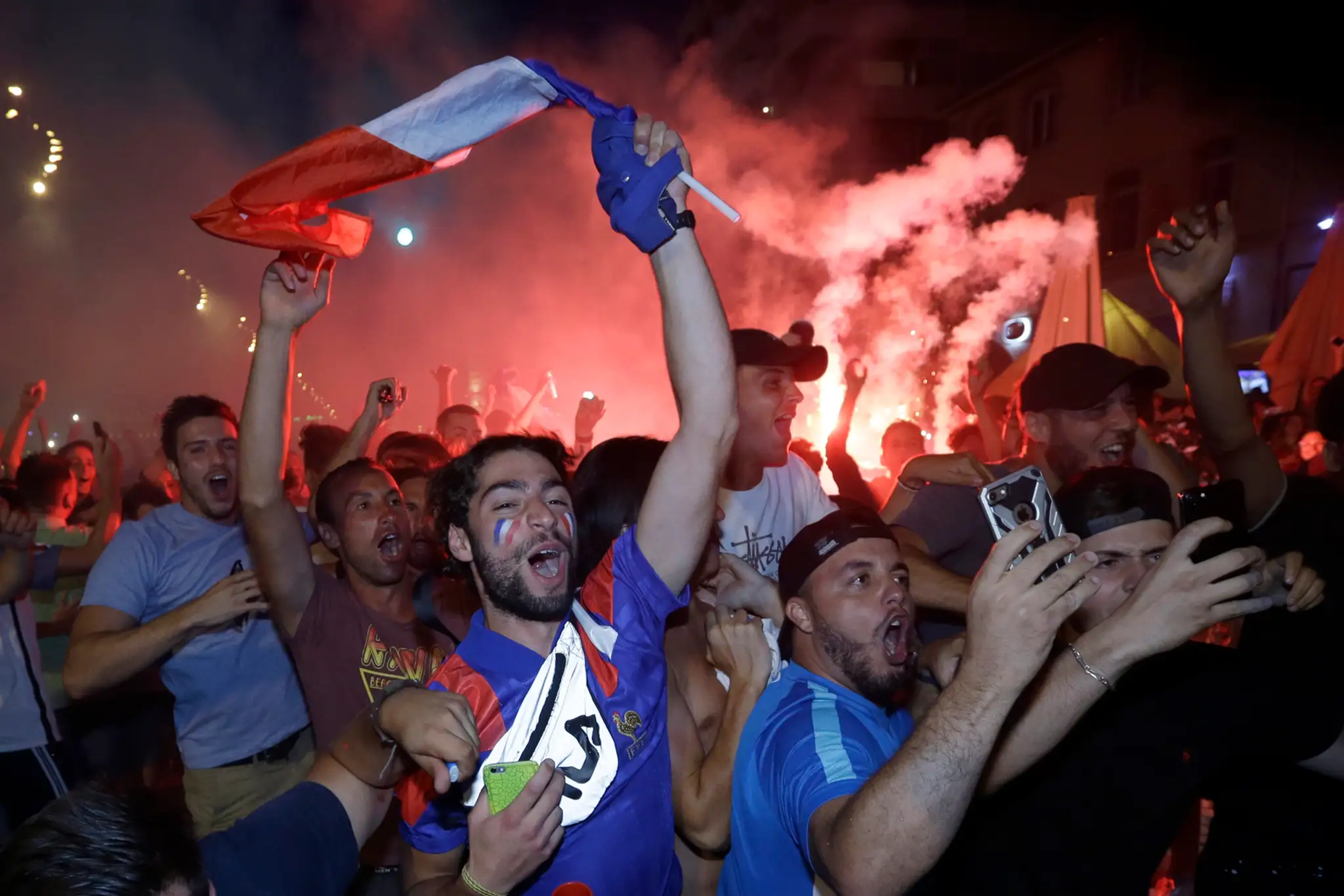 Parížania jasajú po postupe francúzského tímu do finále MS 2018.