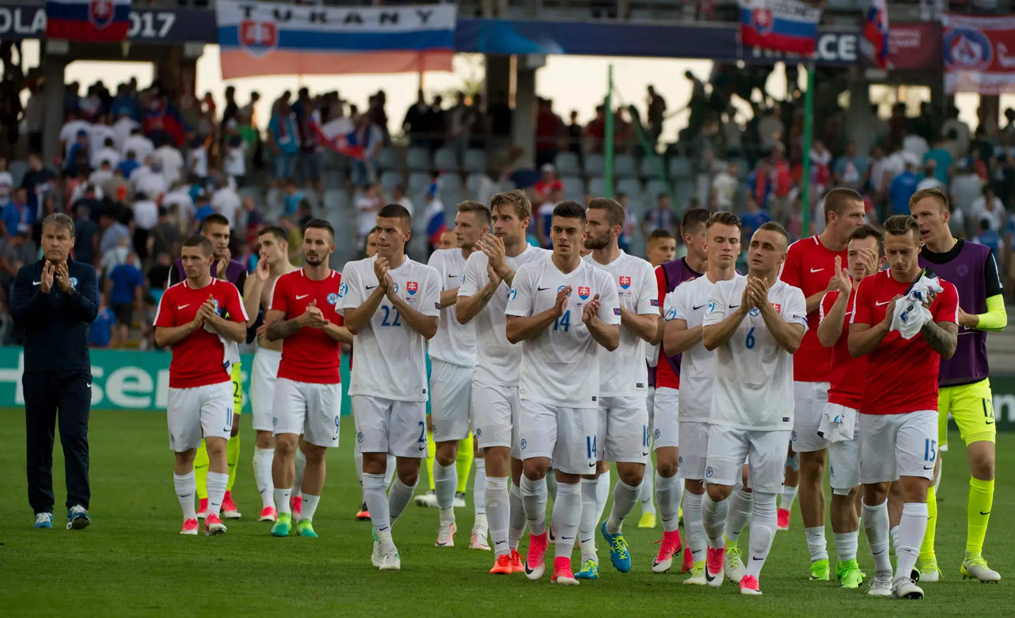 Smutní slovenskí futbalisti spolu s trénerom Pavlom Hapalom ďakujú priaznivcom za podporu po prehre na ME 21 proti Anglicku.