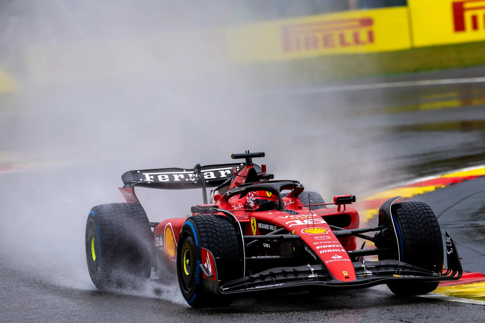 Charles Leclerc na trati v Belgicku.