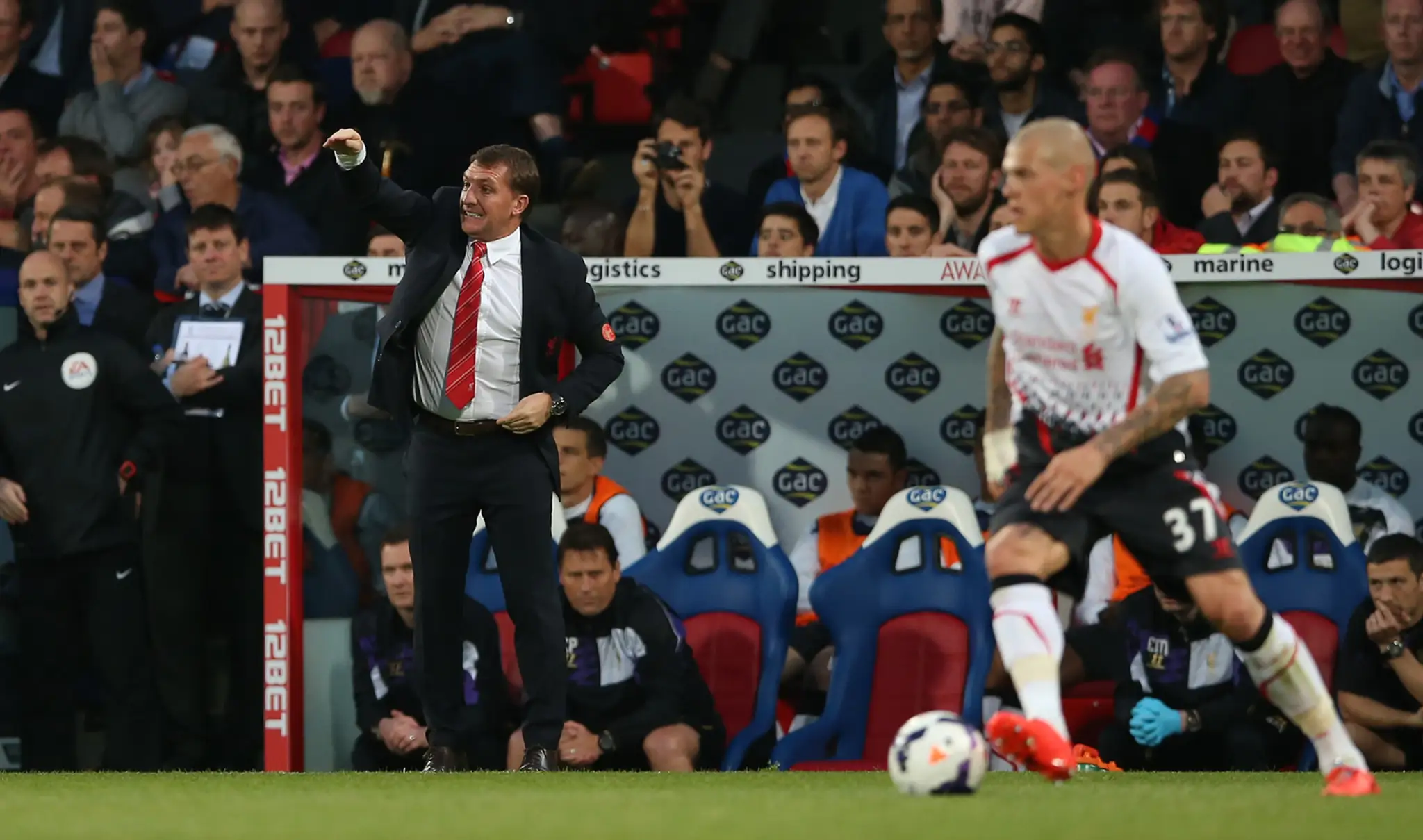 Futbalista Liverpoolu Slovák Martin Škrtel (vpravo) a bývalý tréner Brendan Rogers
