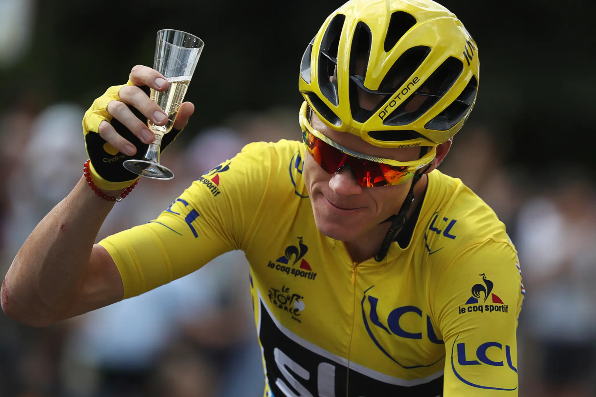 Celkový víťaz Chris Froome z tímu Sky oslavuje triumf.