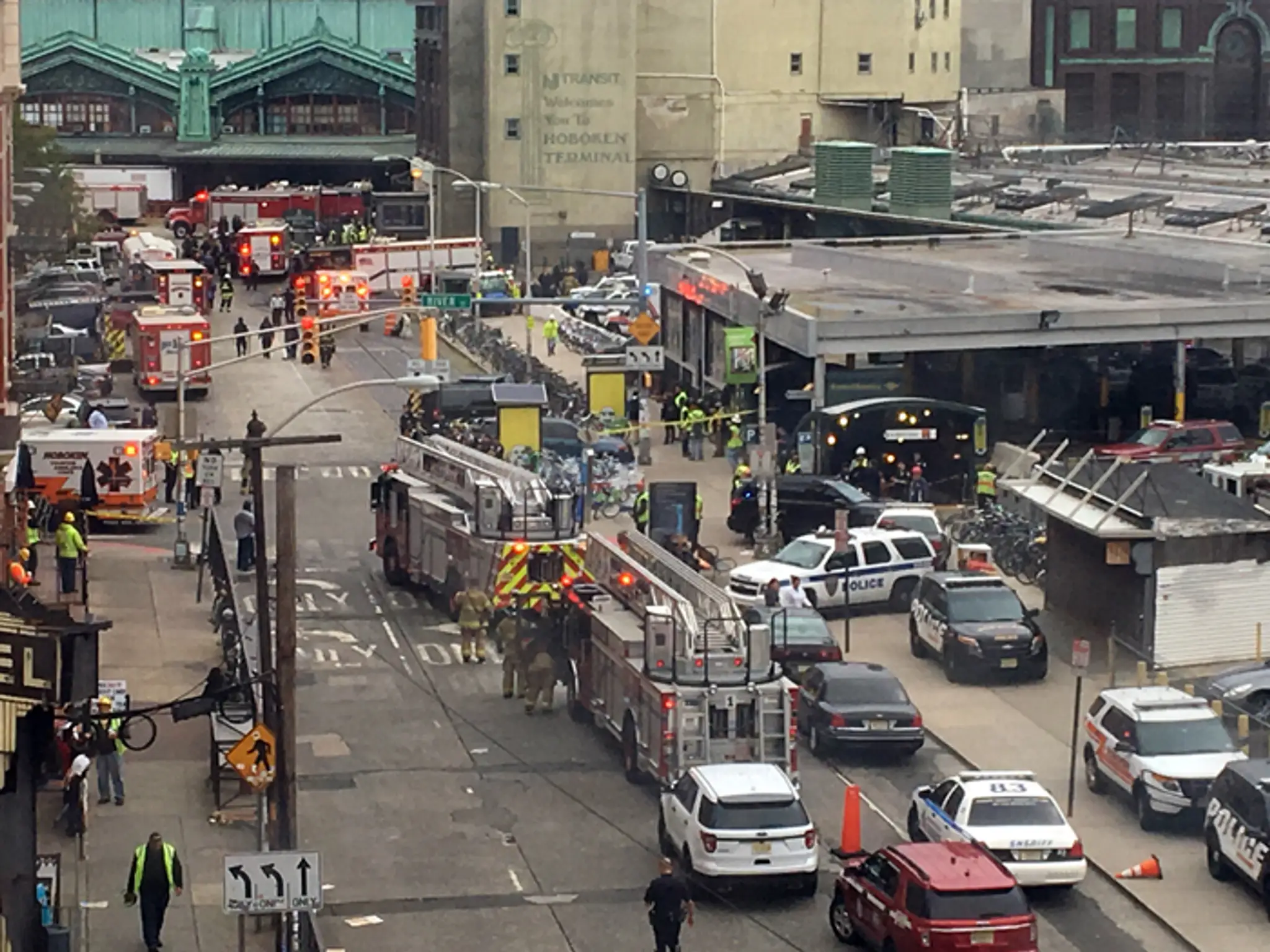 Pohľad na stanicu vlaku Hoboken, kde sa vykoľajil vlak spájajúci New York s New Jersey.