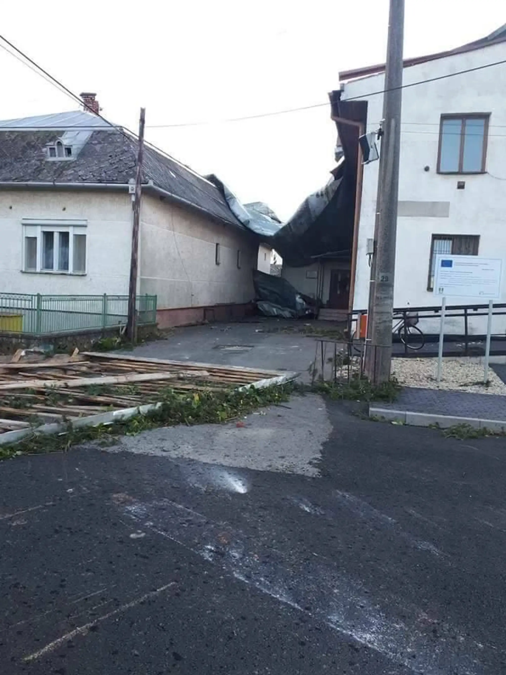 Spadnutá strecha po smršti z pošty a kultúrneho domu v obci Lekárovce.