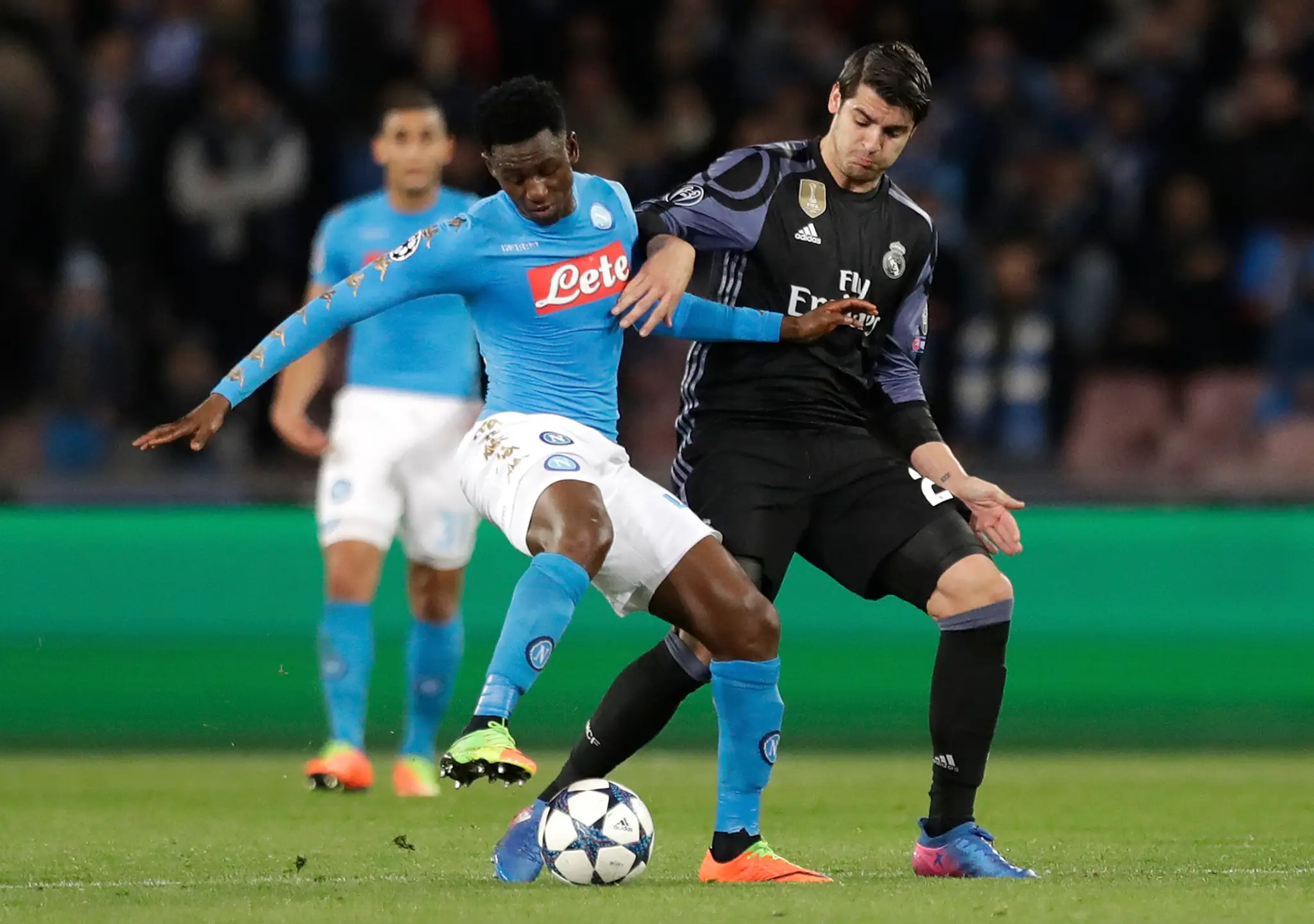 Amadou Diawara (vľavo) z Neapola bojuje o loptu s Iscom z Realu Madrid v osemfinále LM.