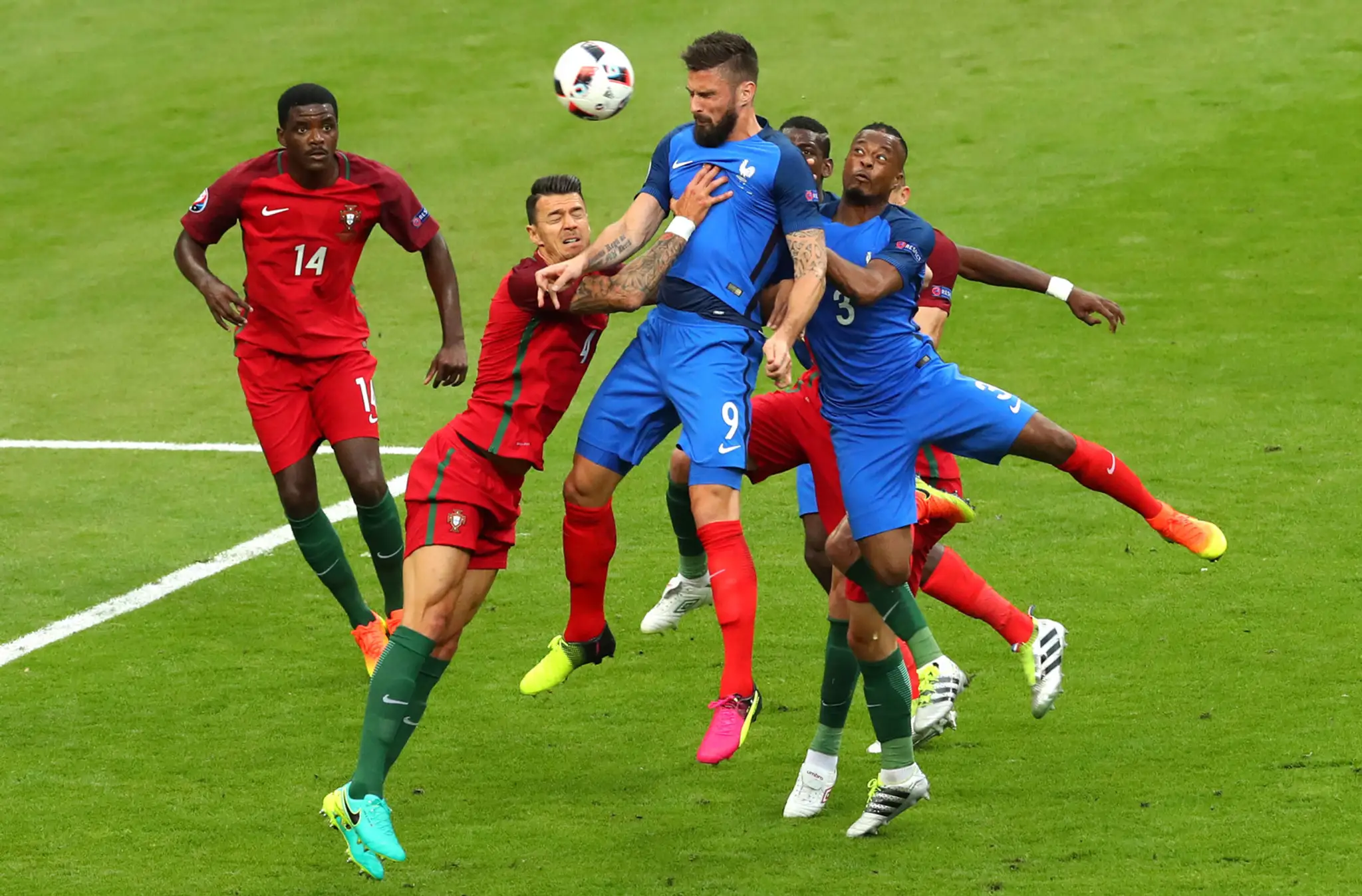 Olivier Giroud z Francúzska (v modrom) proti Portugalčanovi José Fontemu vo finále ME.