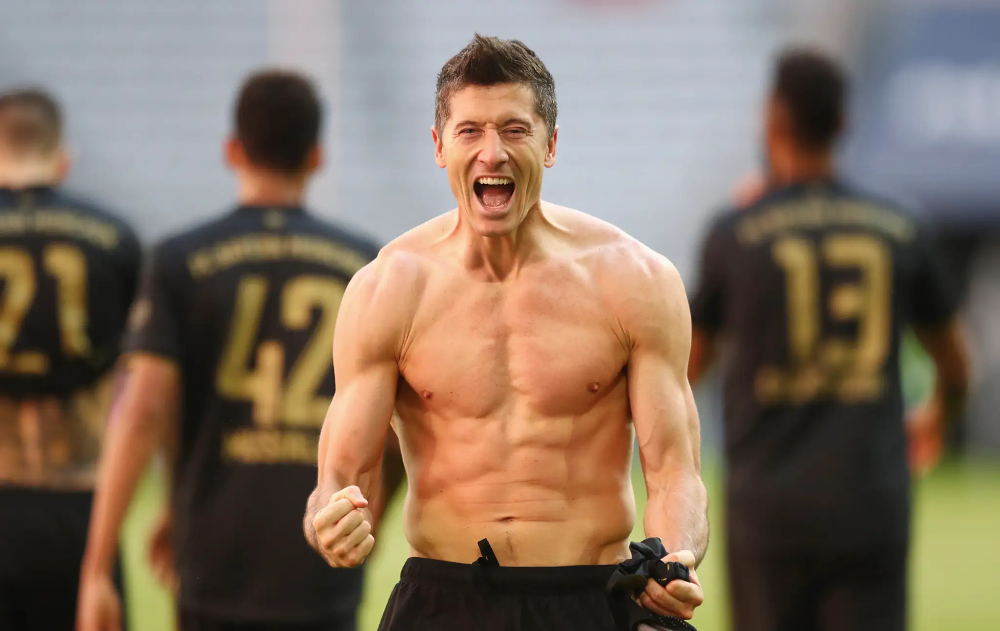 Robert Lewandowski sa teší z prekonania budensligového rekordu.