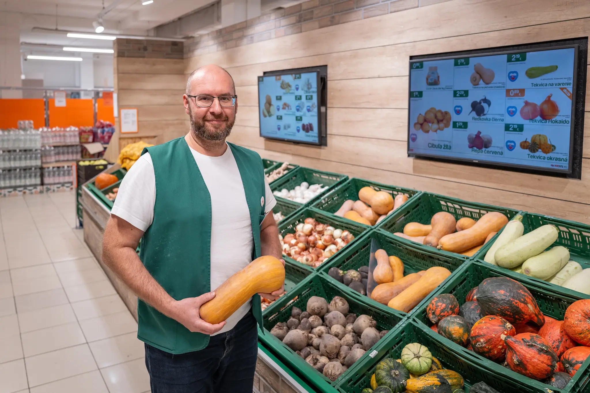 Tekvica od Kolomana Lukácsa z Komoče v rukách Mariána Antalíka, vedúceho predajne Tempo SUPERMARKET Nové Zámky