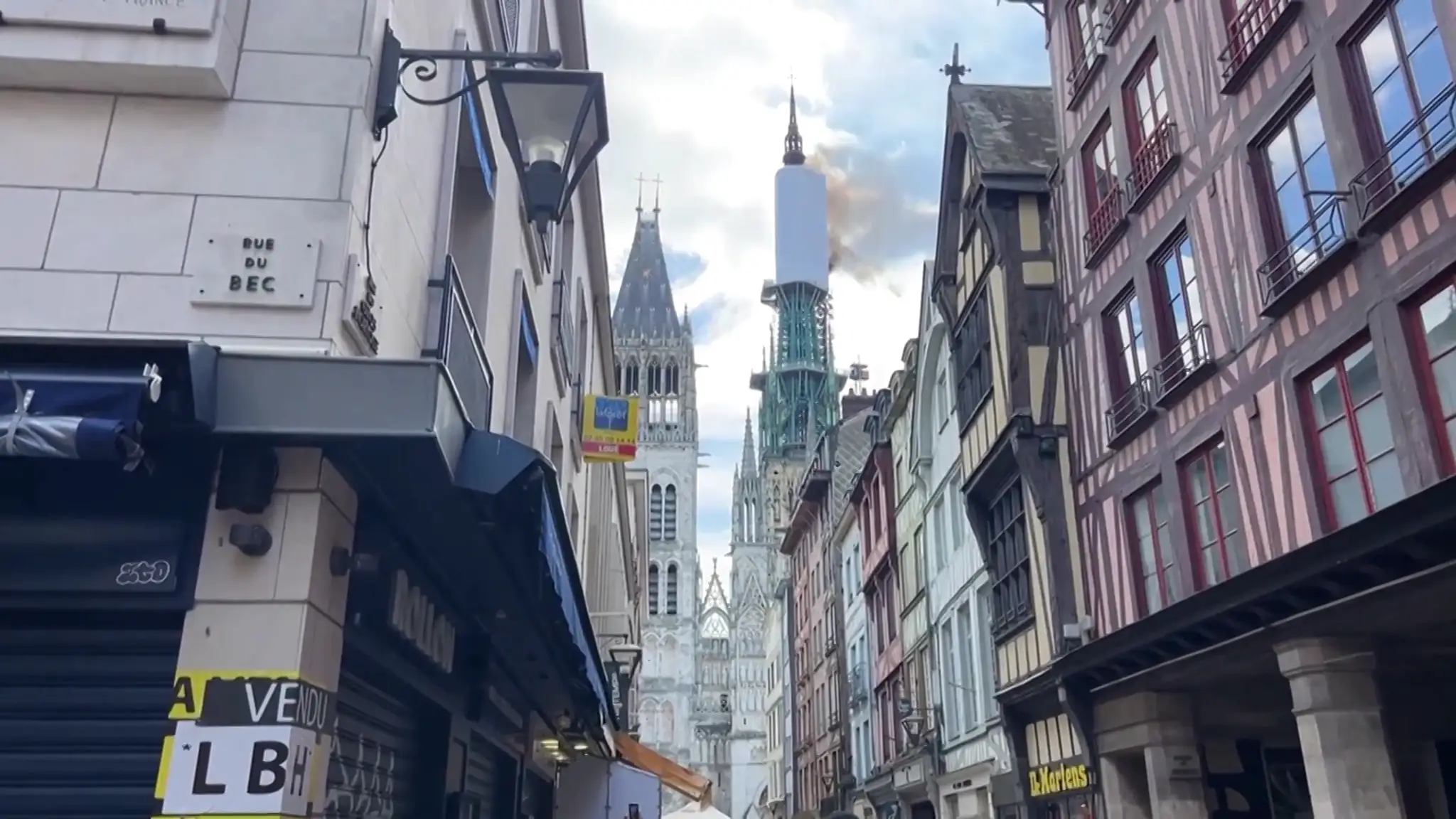Požiar katedrály v meste Rouen