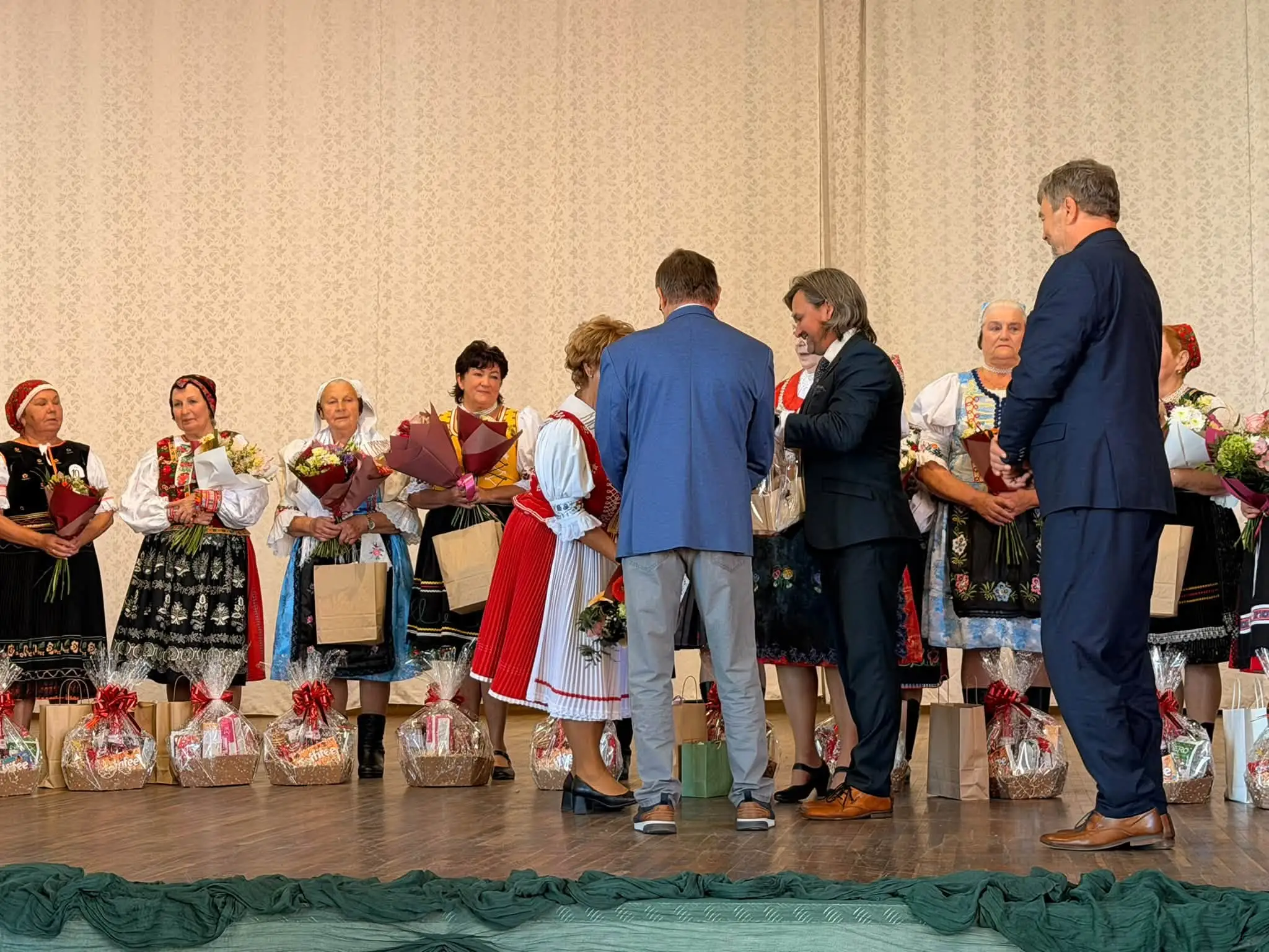 V Jarovniciach súťažilo 11 senioriek o titul Naj babička.