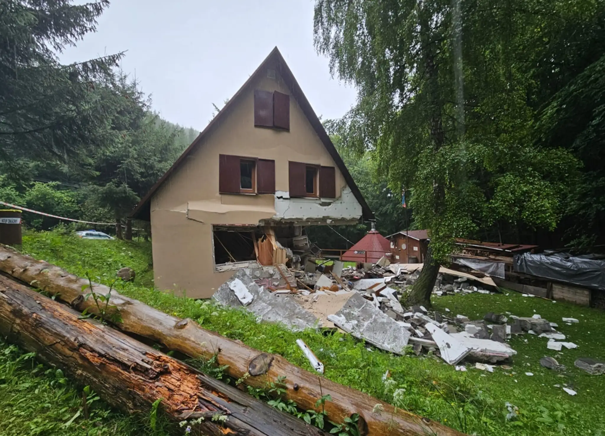 Výbuch plynu na chate Smrečina v Lehote pod Vtáčnikom.