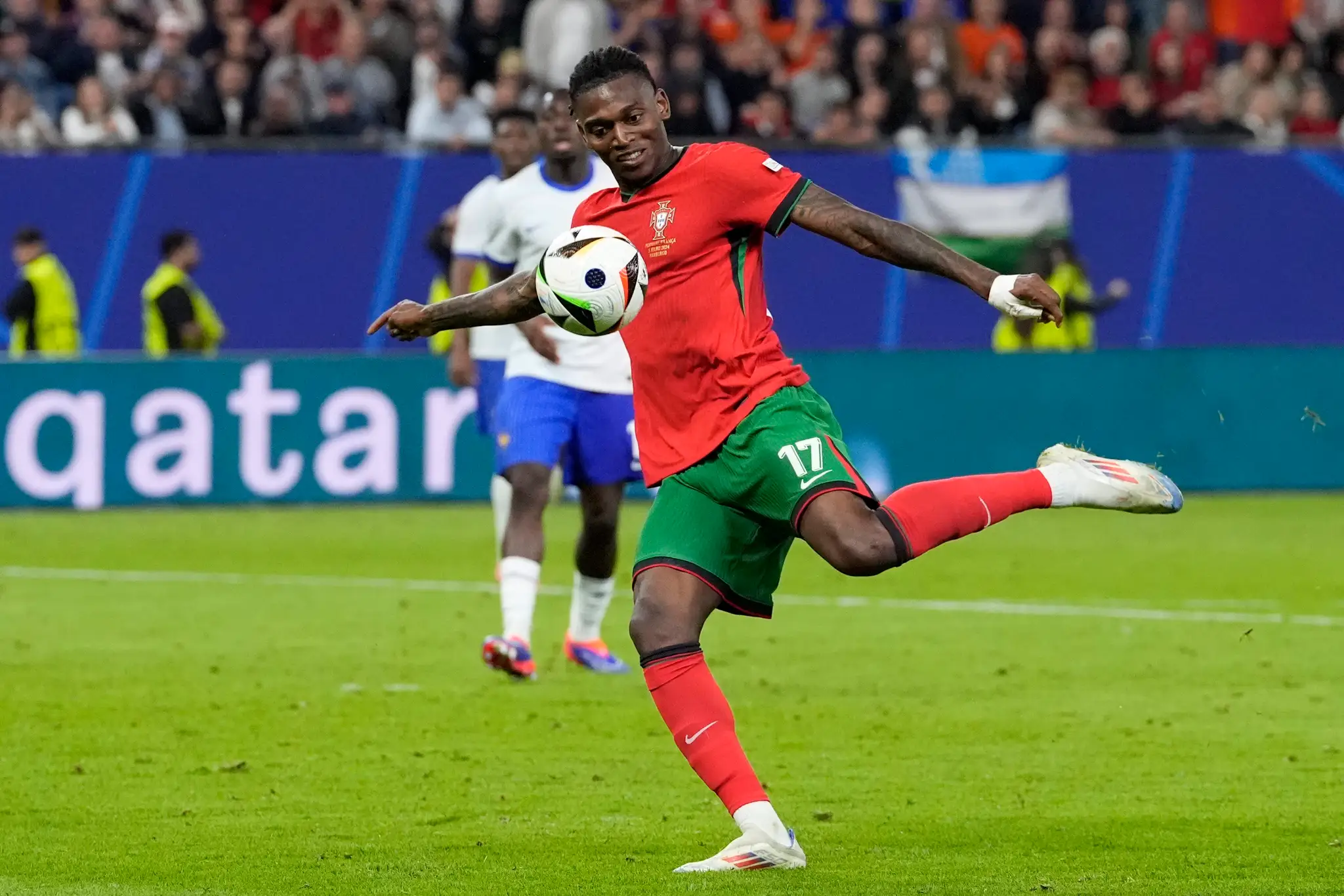 Portugalčan Rafael Leao sa snaží zakončiť.