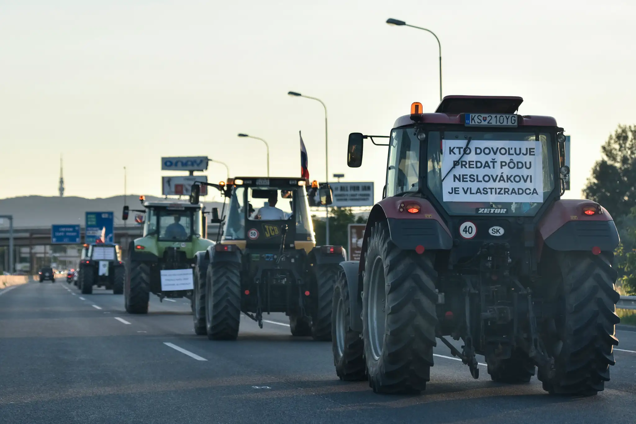 Protestná jazda farmárov z Michaloviec do Bratislavy za lepšie podmienky v poľnohospodárstve.